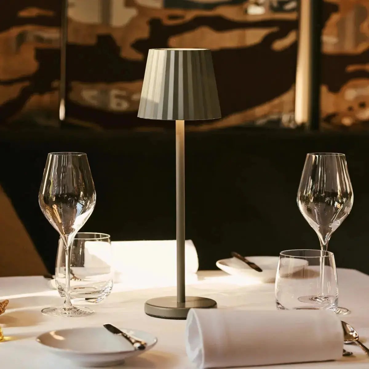 Combiset Professioneel | 4 x Maya Olijfgroene Oplaadbare Tafellampen & 1 x Amstel Oplaadstation