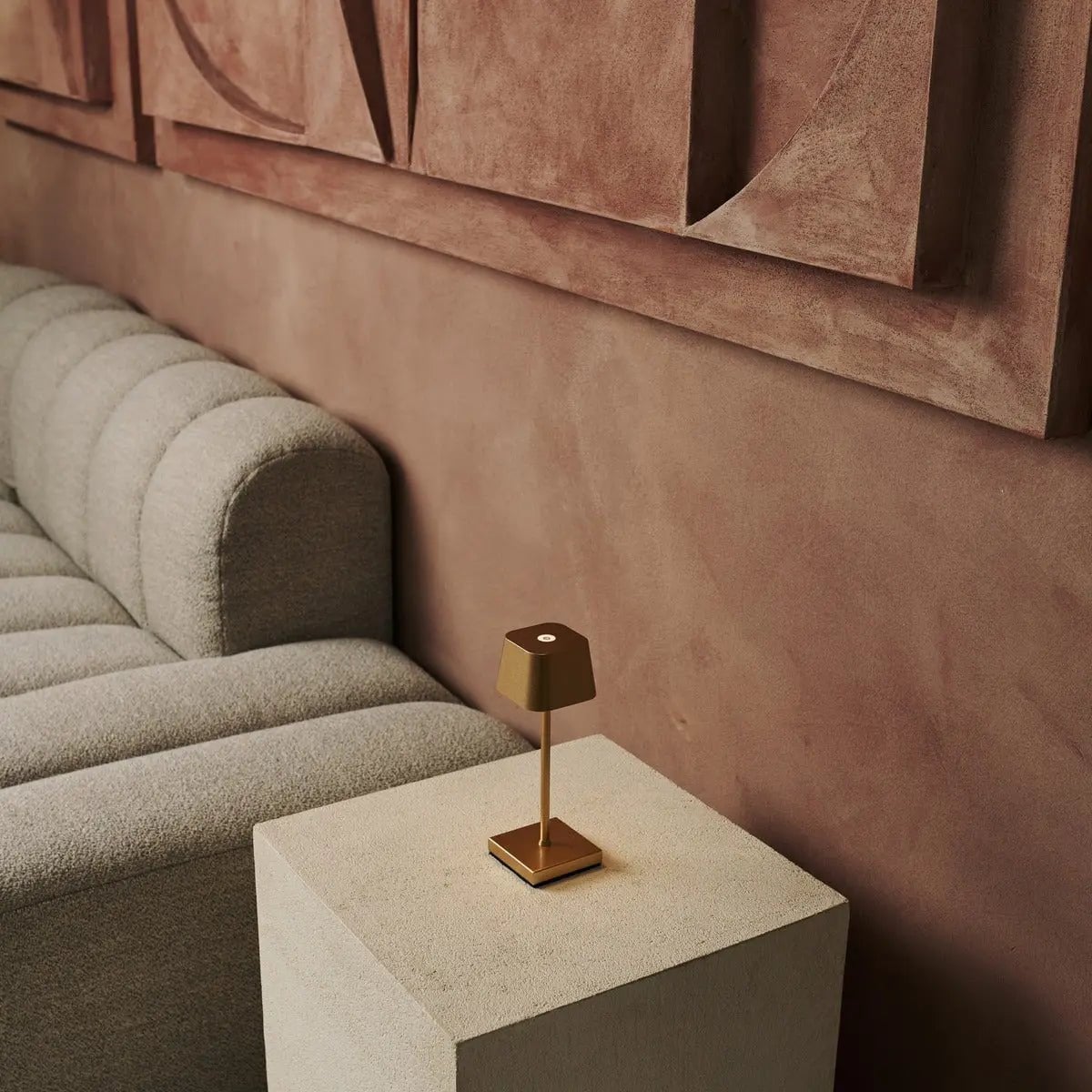 Sarphati Mini Goud Draadloze Tafellamp | Oplaadbaar via laadstation en 3 lichtmodi