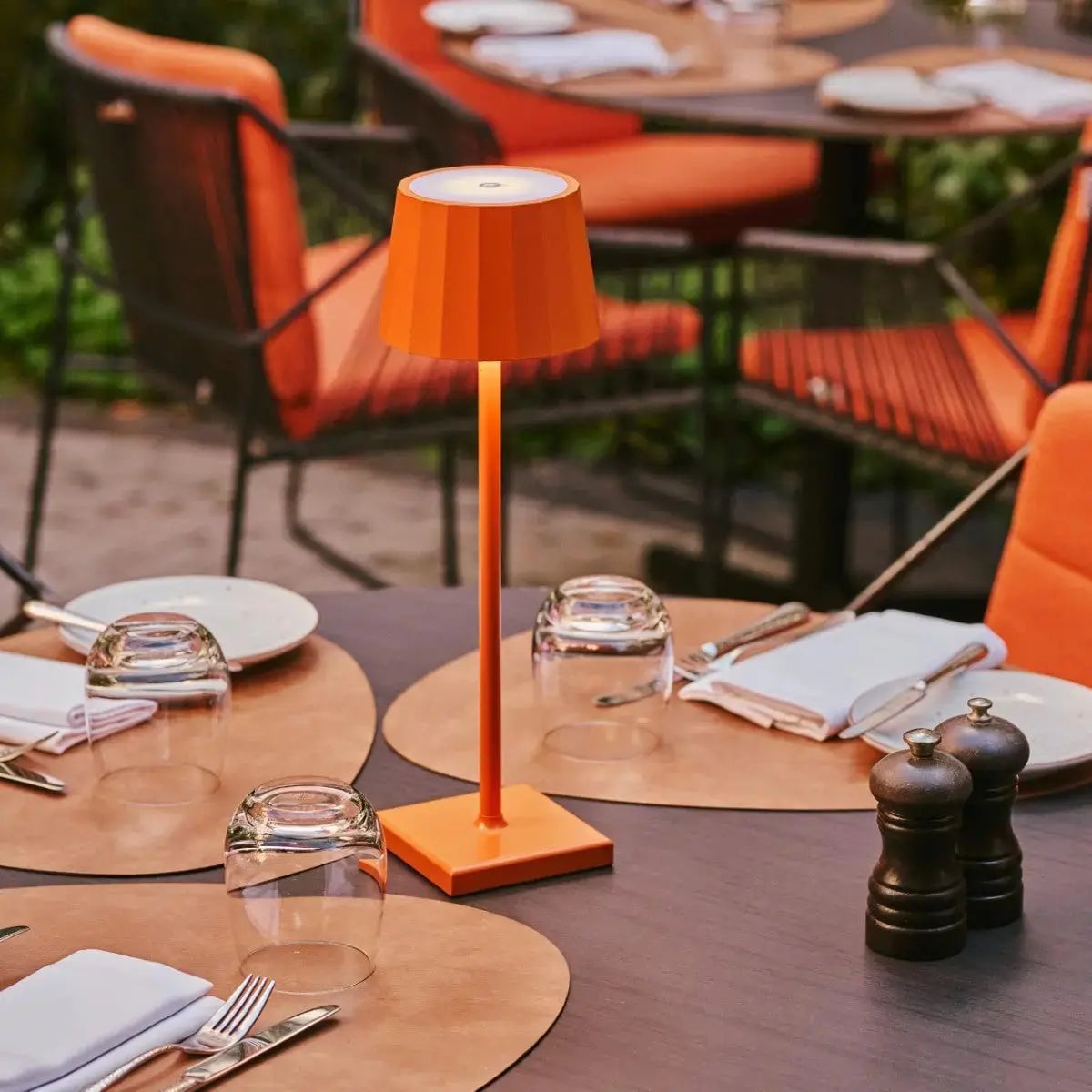 Combiset Professioneel | 4 x Wouter Blossom Oranje Oplaadbare Tafellampen & 1 x Amstel Oplaadstation