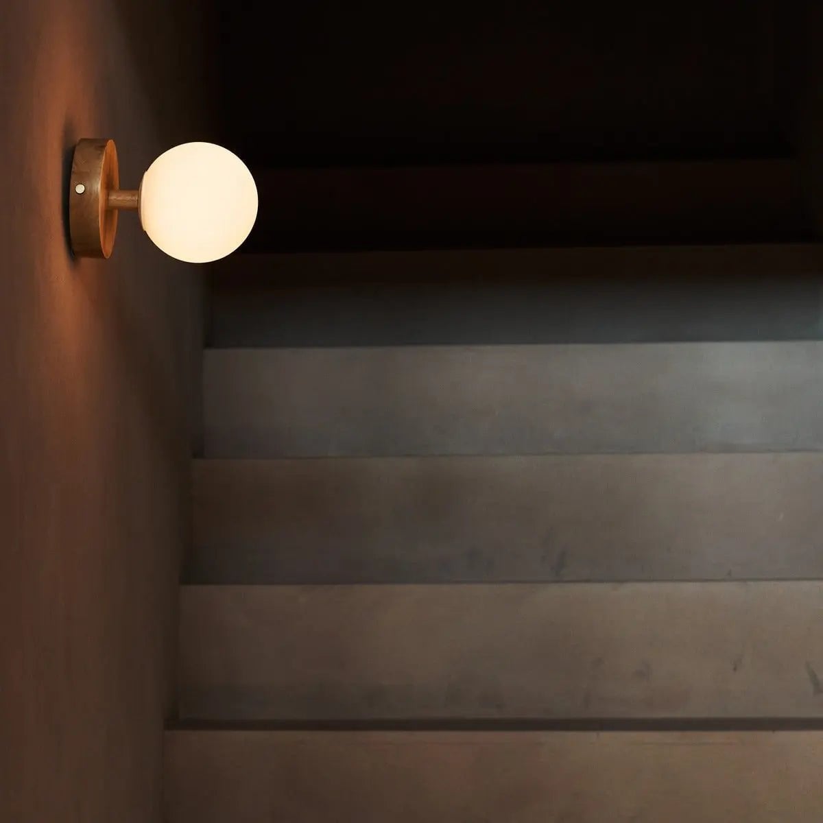 Richella Lichtbruine Houten & Glazen Wandlamp | Oplaadbaar en draadloos