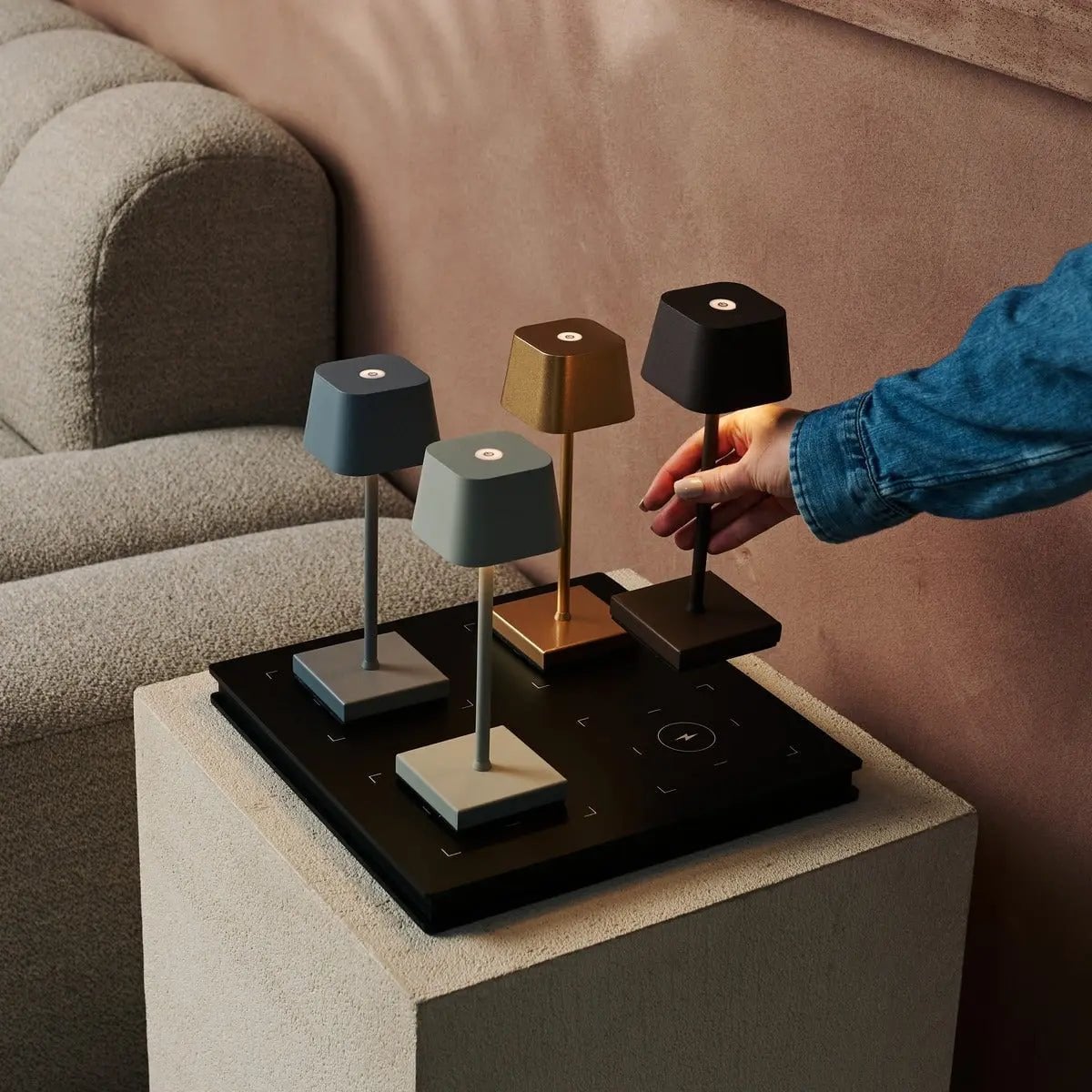 Sarphati Mini Goud Draadloze Tafellamp | Oplaadbaar via laadstation en 3 lichtmodi