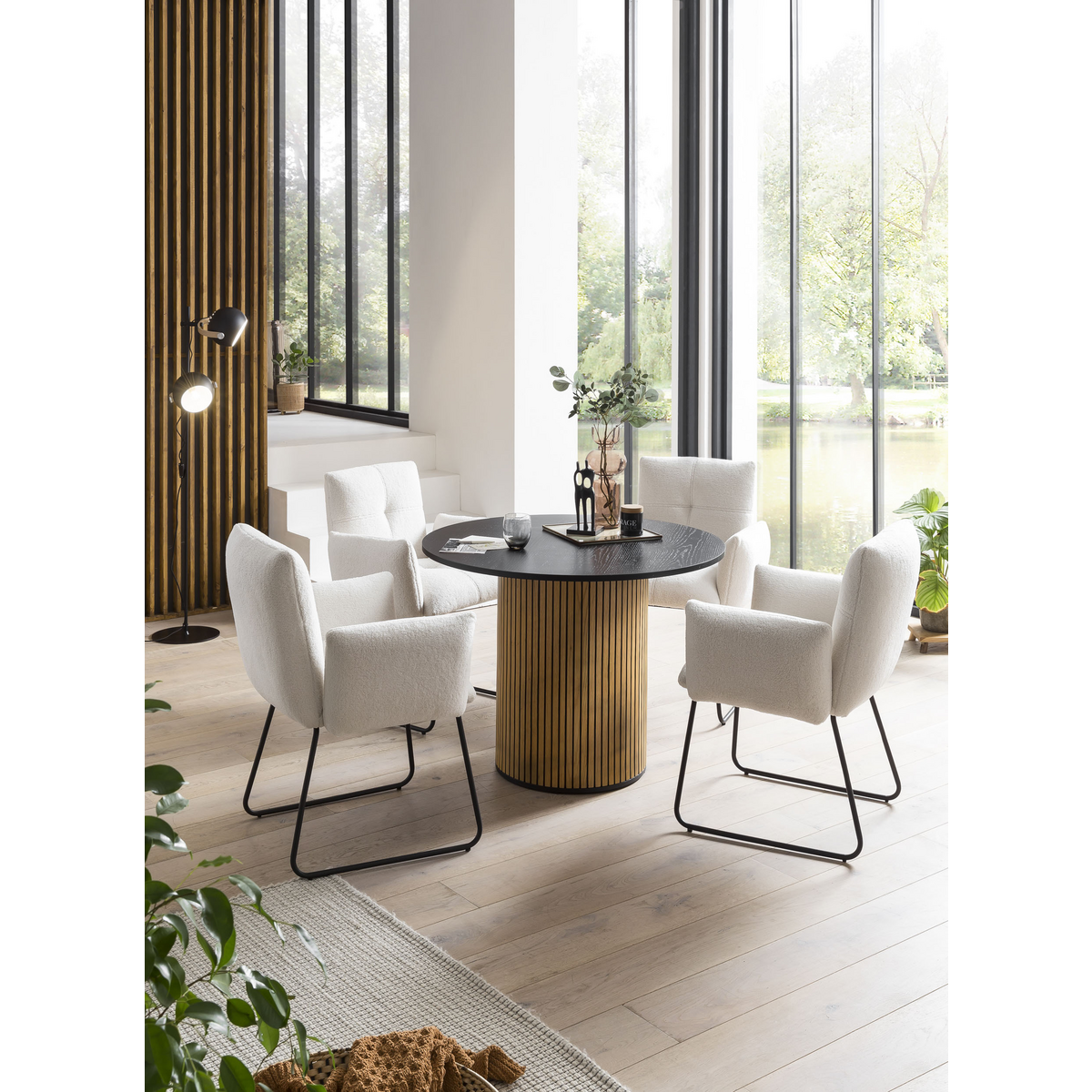 Eetkamerstoel Wit Bouclé met Zwart Sleded Frame – Rijk Gestoffeerde Armleuningen - SalesFever - Casanovio