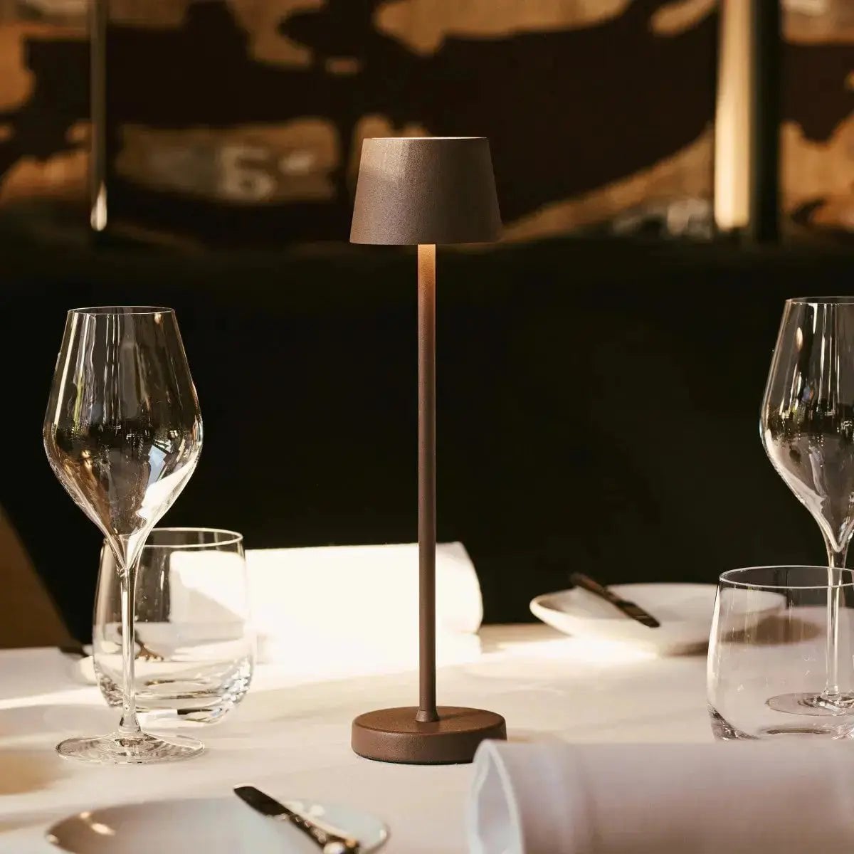 Combiset Professioneel | 4 x Vondel Mini Mokka Bruin Oplaadbare Tafellampen & 1 x Amstel Oplaadstation