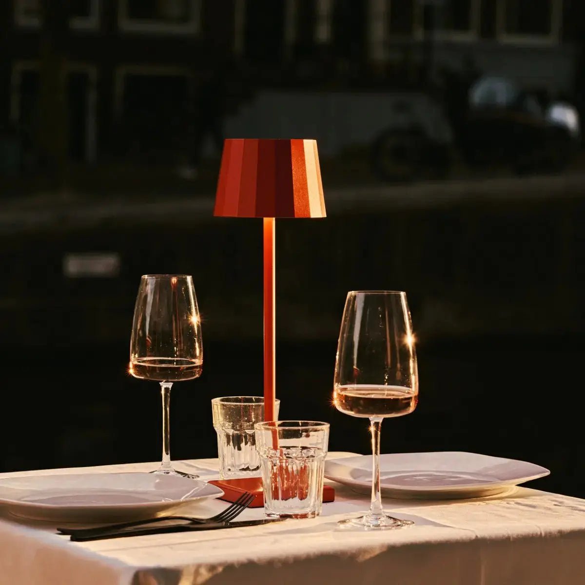 Combiset Professioneel | 8 x Wouter Blossom Oranje Oplaadbare Tafellampen & 1 x Centraal Station Oplaadstation