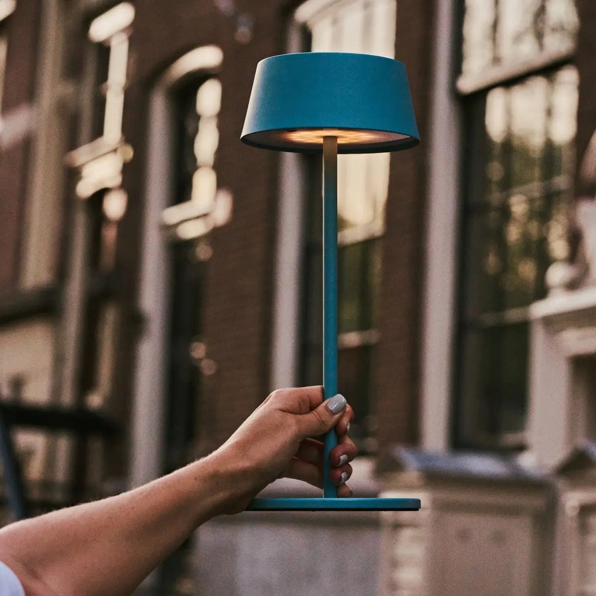 Hugo Amsterdams Blauwe Oplaadbare Ijzeren Tafellamp | Dimbaar, stijlvol en draadloos