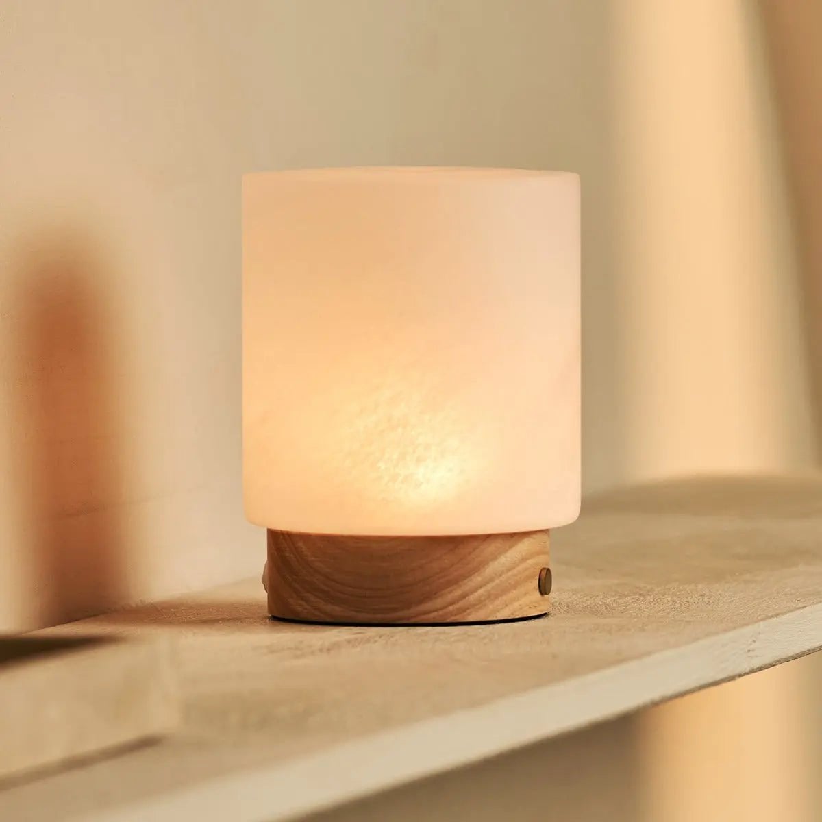 Pien Lichtbruine Houten Tafellamp | Oplaadbaar, dimbaar en batterijduur tot 100 uur