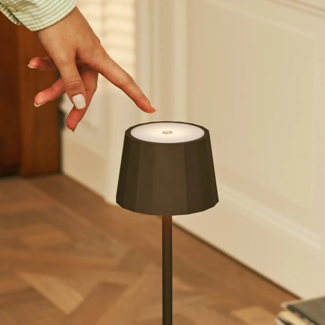 Combiset Professioneel | 8 x Wouter Mokka Bruin Oplaadbare Tafellampen & 1 x Centraal Station Oplaadstation