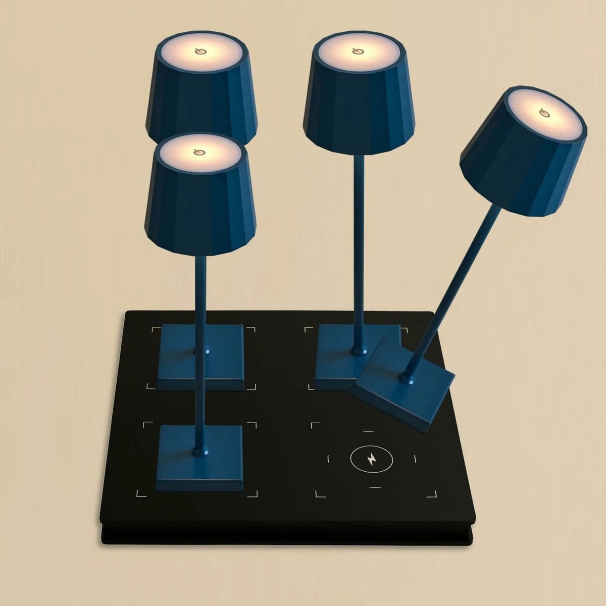 Combiset Professioneel | 4 x Wouter Delfts Blauw Oplaadbare Tafellampen & 1 x Amstel Oplaadstation