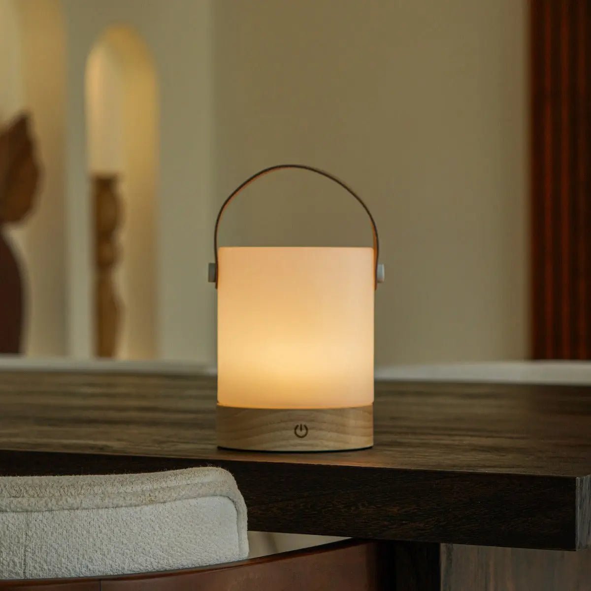 Avery Lichtbruine Oplaadbare Houten Tafellamp | Leren band, draadloos en dimbaar