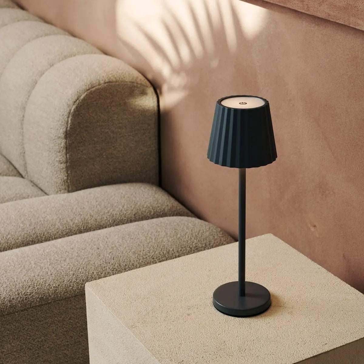 Maya steengrijze geribbelde tafellamp gemaakt | 3 lichtmodi en oplaadbaar via laadstation