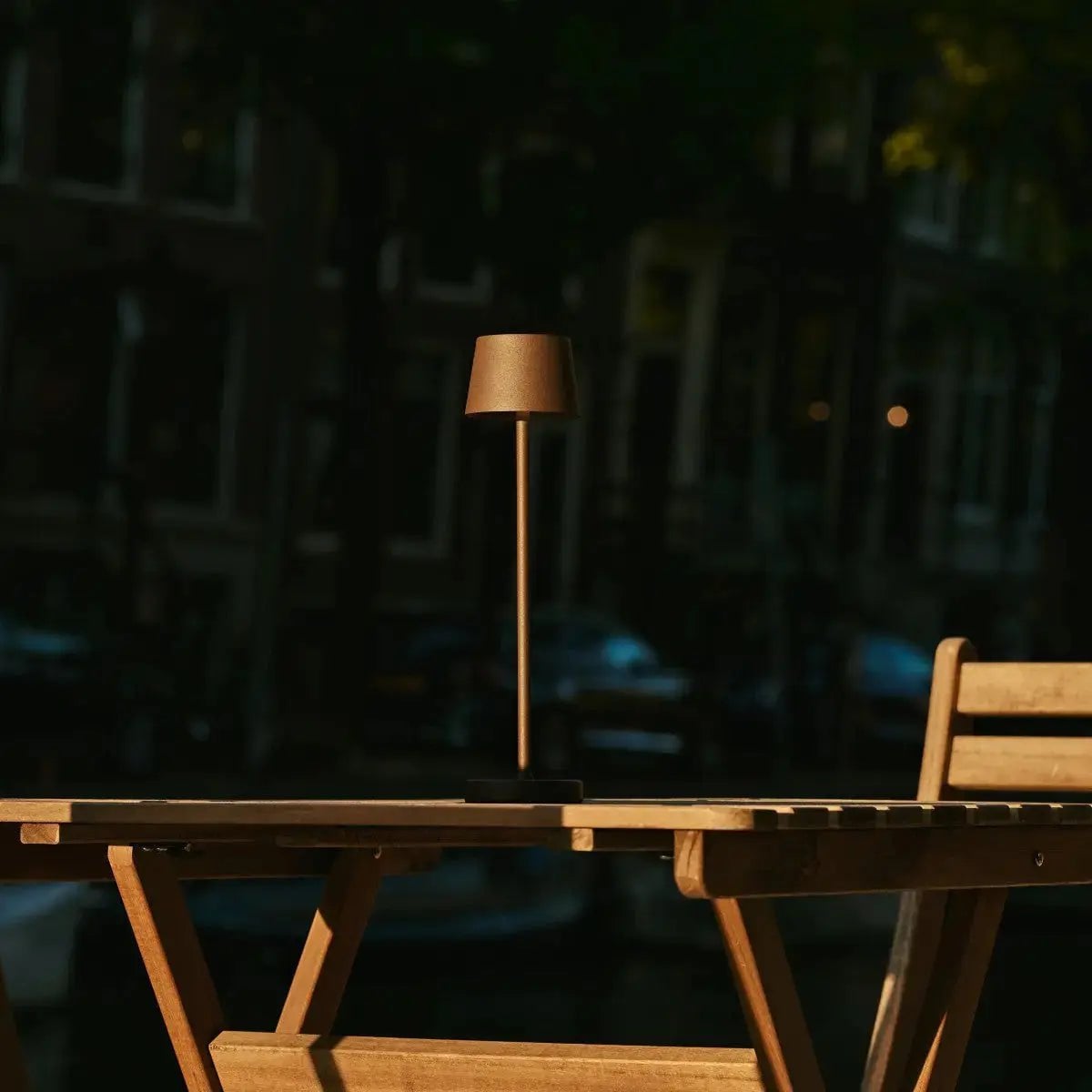 Combiset Professioneel | 4 x Vondel Mini Mokka Bruin Oplaadbare Tafellampen & 1 x Amstel Oplaadstation