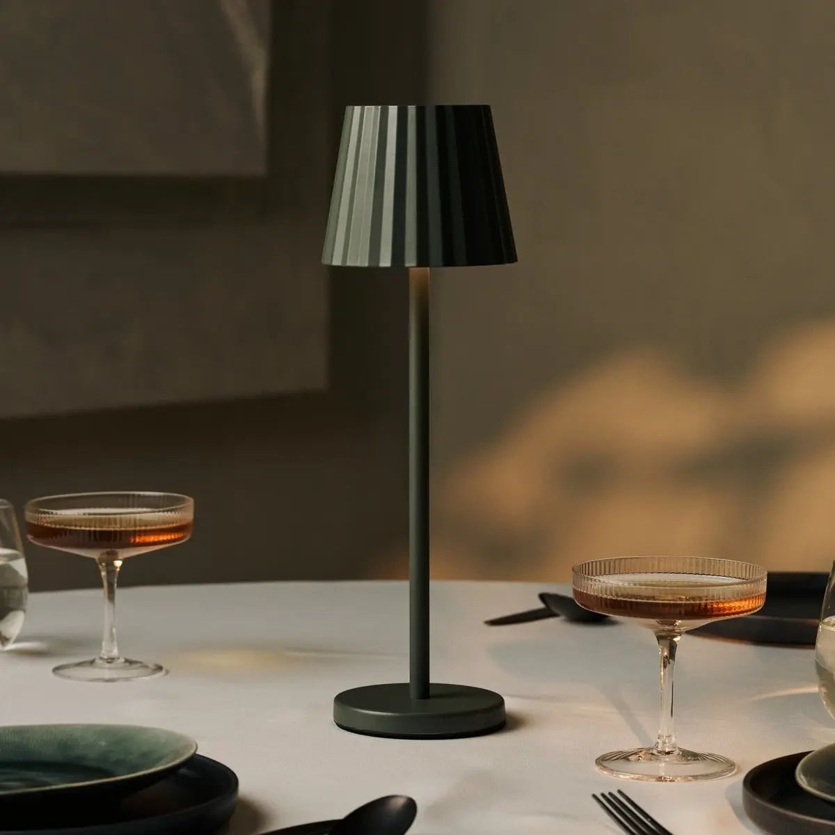 Combiset Professioneel | 4 x Maya Olijfgroene Oplaadbare Tafellampen & 1 x Amstel Oplaadstation