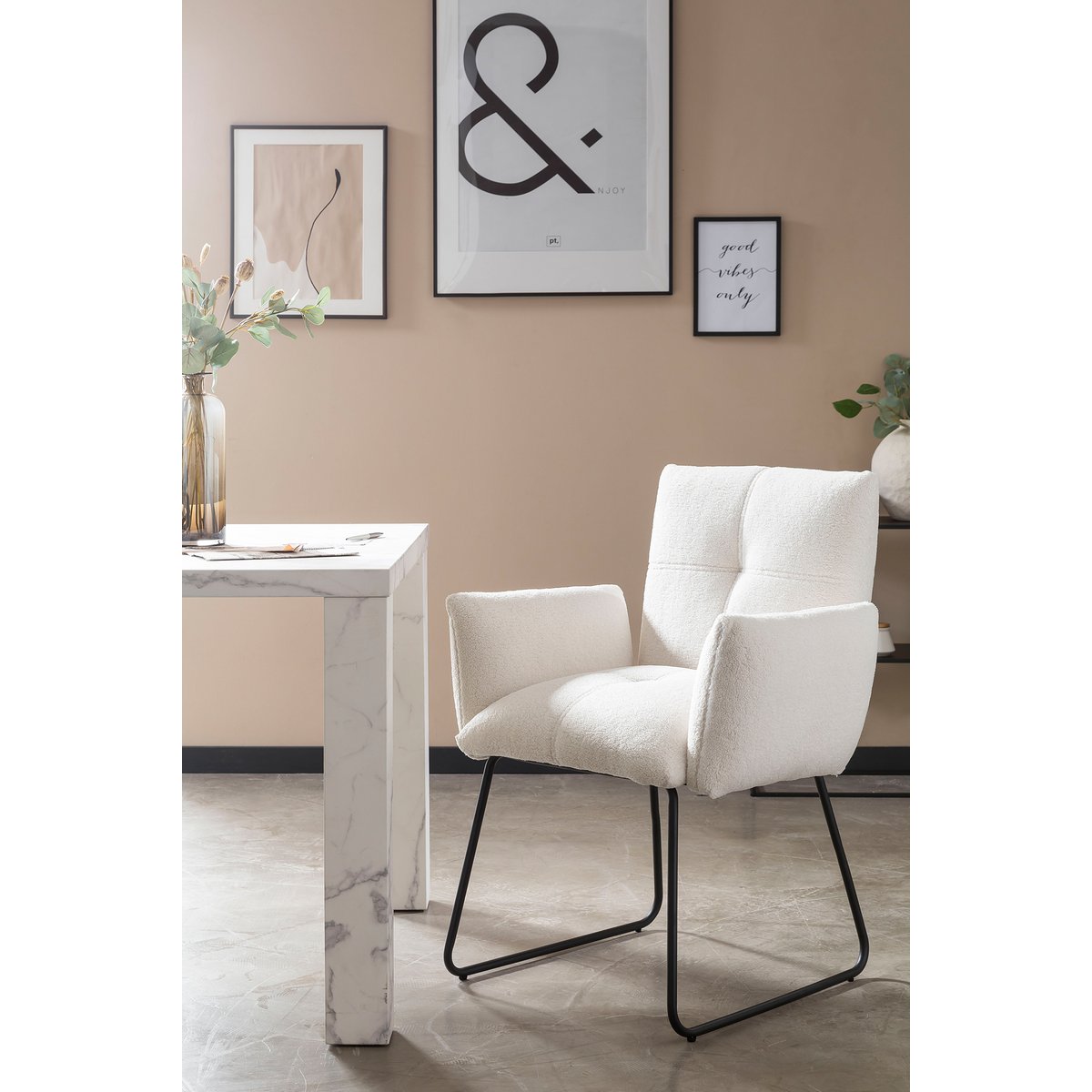Eetkamerstoel Wit Bouclé met Zwart Sleded Frame – Rijk Gestoffeerde Armleuningen - SalesFever - Casanovio