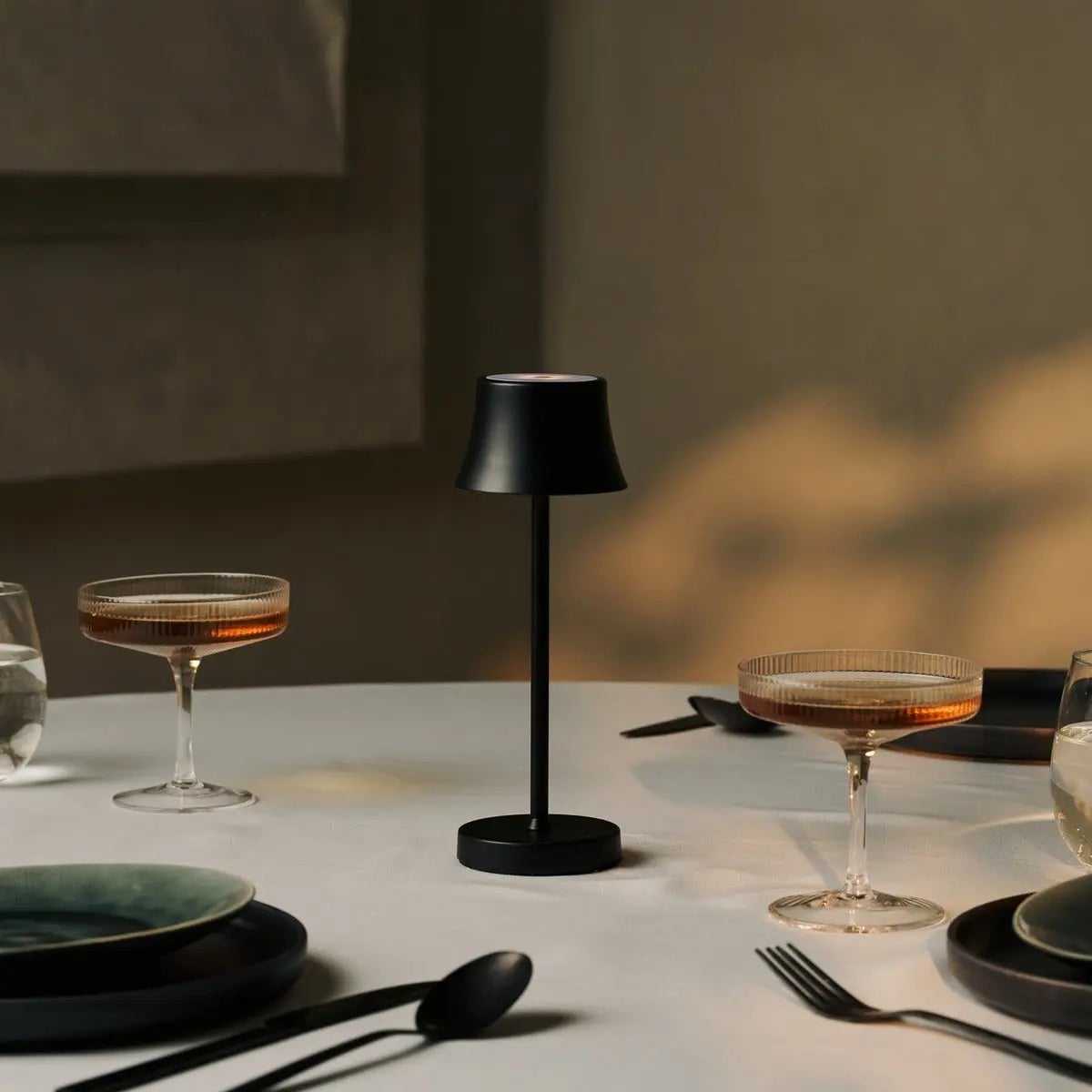 Combiset Professioneel | 8 x De Pijp Mini Midnight Black Oplaadbare Tafellampen & 1 x Centraal Station Oplaadstation