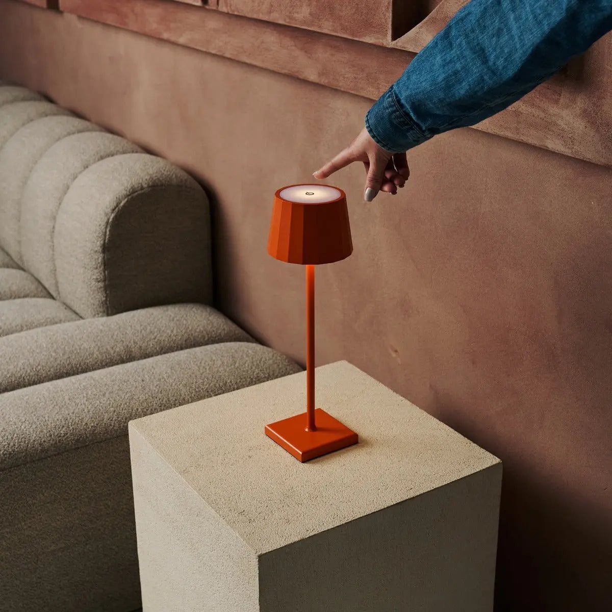 Combiset Professioneel | 8 x Wouter Blossom Oranje Oplaadbare Tafellampen & 1 x Centraal Station Oplaadstation