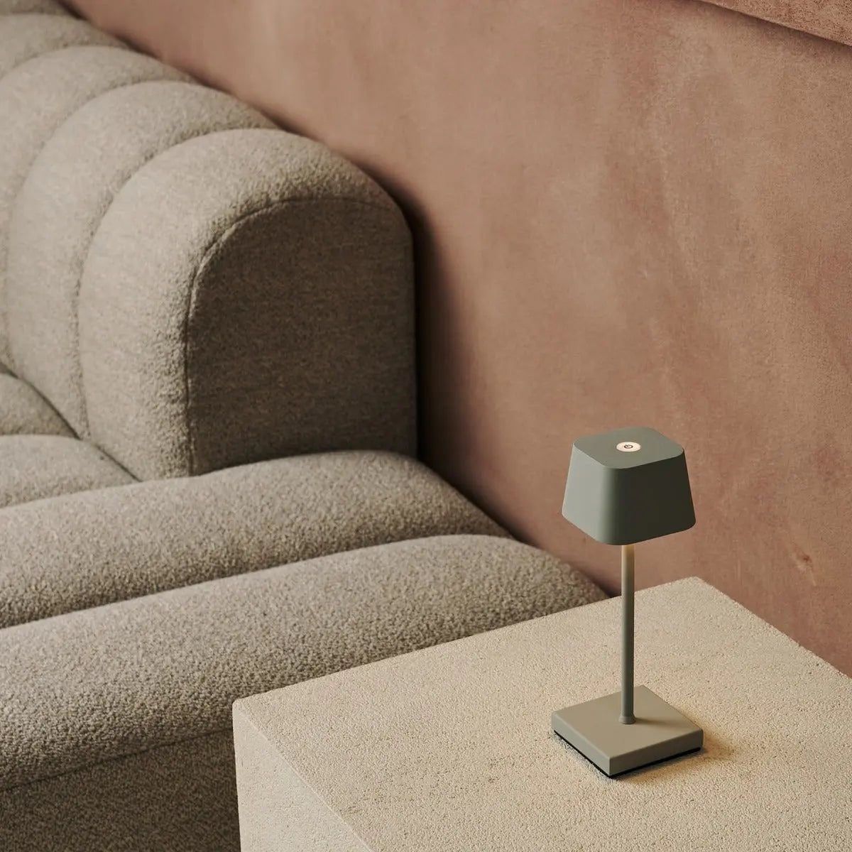 Sarphati Mini Schaduwgrijs Snoerloze Tafellamp | Oplaadbaar via laadstation en 3 lichtmodi