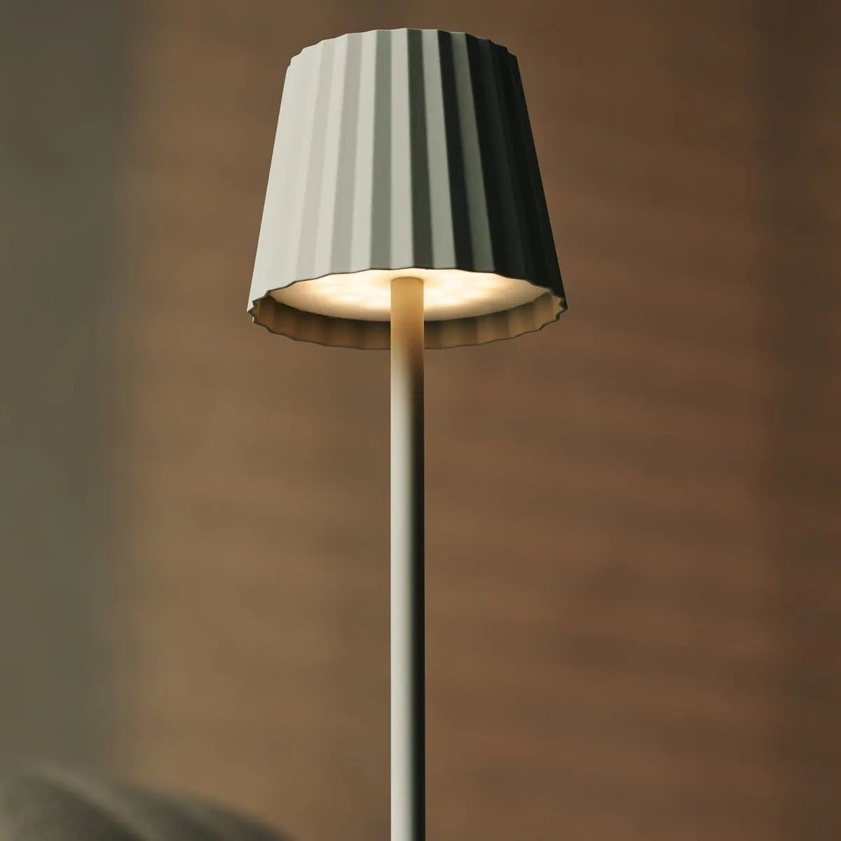 Combiset Professioneel | 8 x Maya Shadow Grey oplaadbare tafellampen en 1 x Central Station-oplaadstation