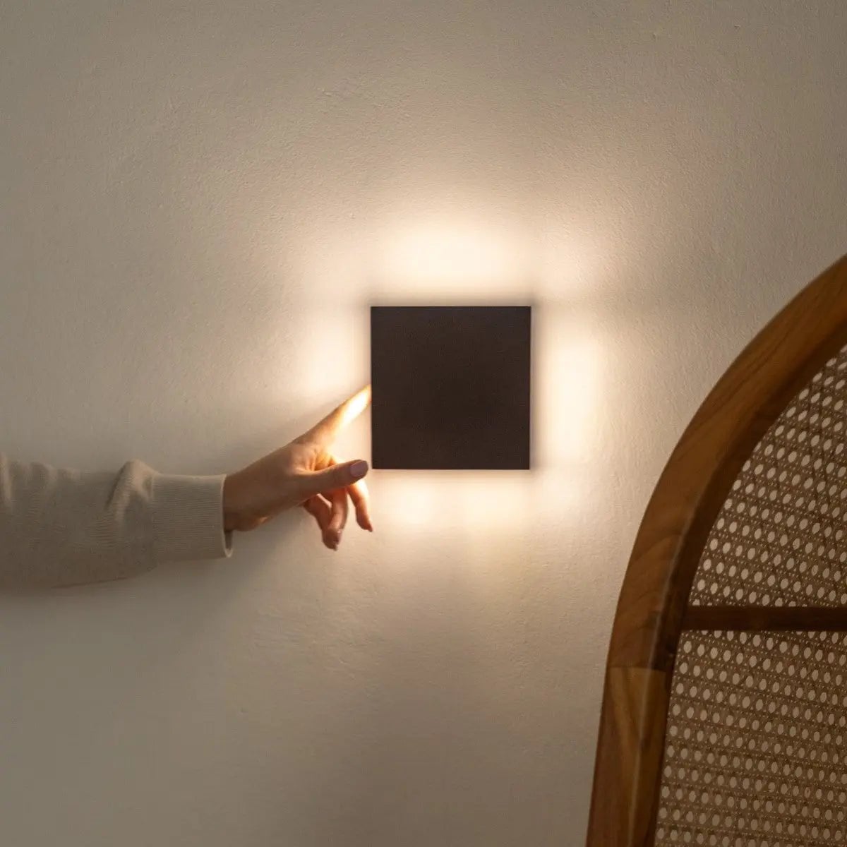 Lane Black draadloze wandlamp – Oplaadbare en dimbare lamp van natuurlijk hout