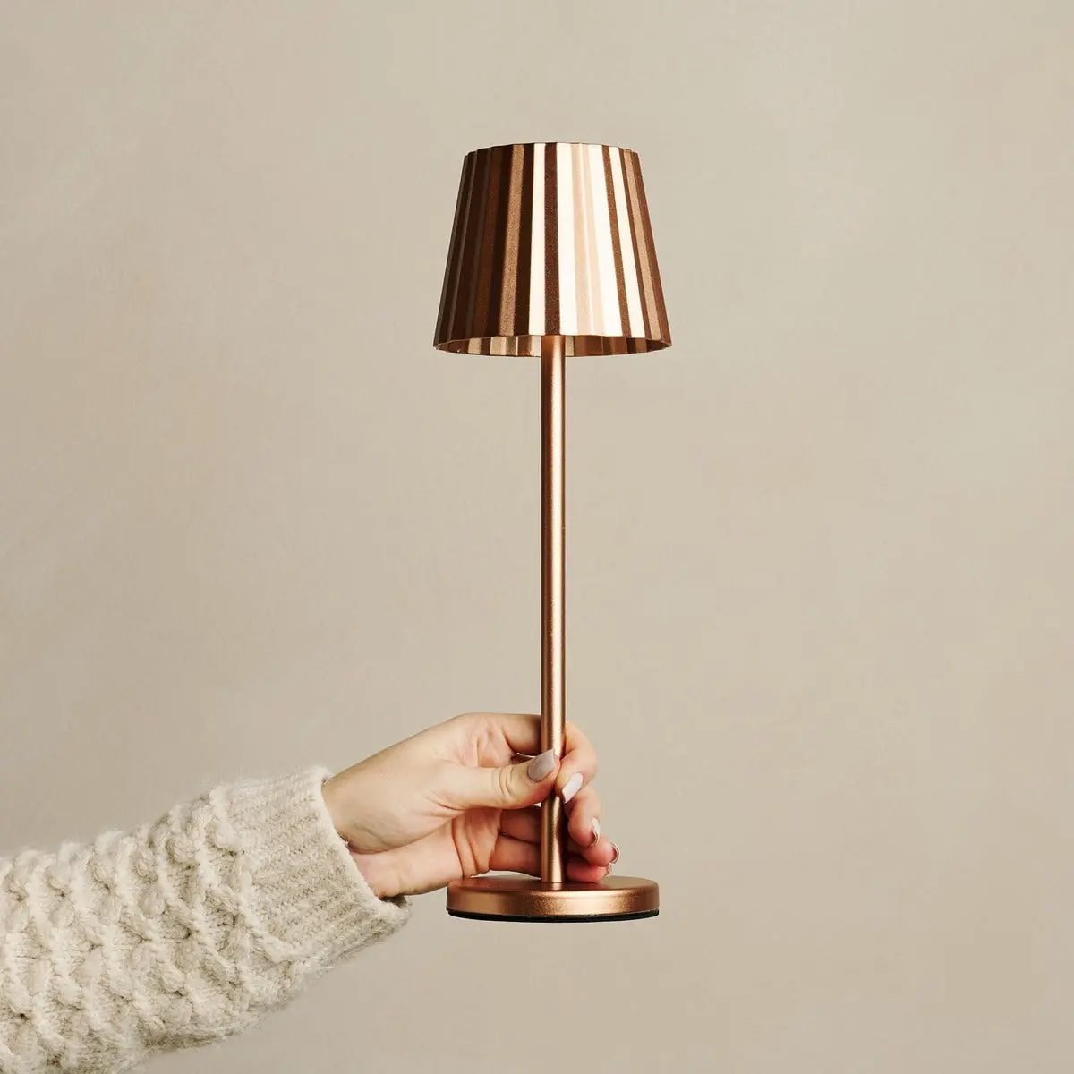 Combiset Professioneel | 4 x Maya koperen oplaadbare tafellampen en 1 x Amstel laadstation