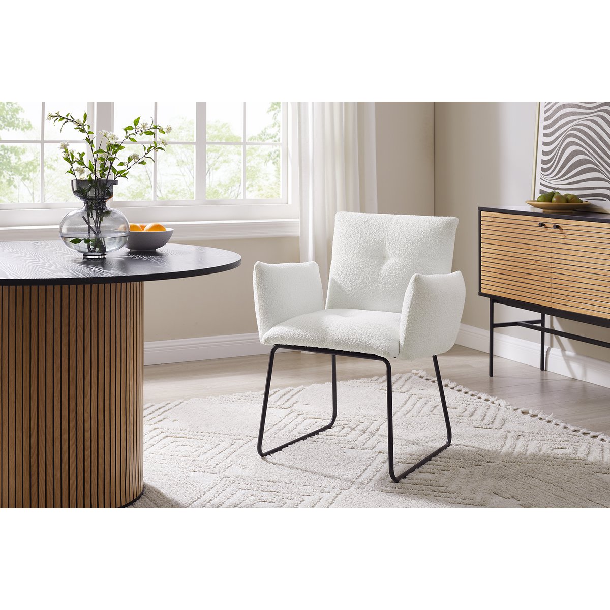 Eetkamerstoel Wit Bouclé met Zwart Sleded Frame – Rijk Gestoffeerde Armleuningen - SalesFever - Casanovio