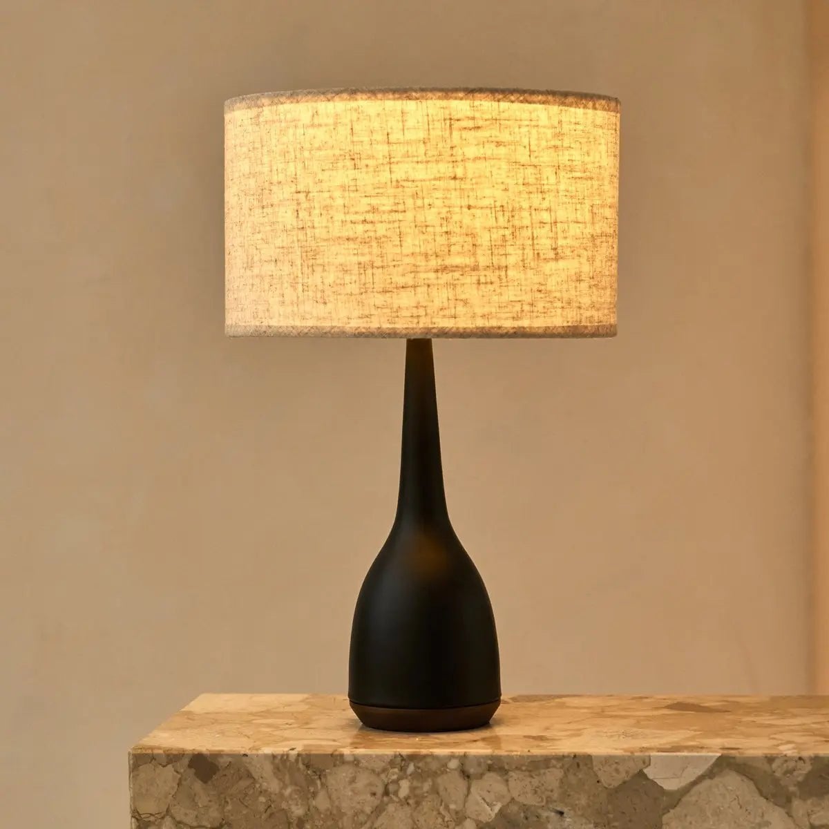 Jacob Zwarte Lamp | Beige Linnenmix Schaduw & Elegante Verlichting