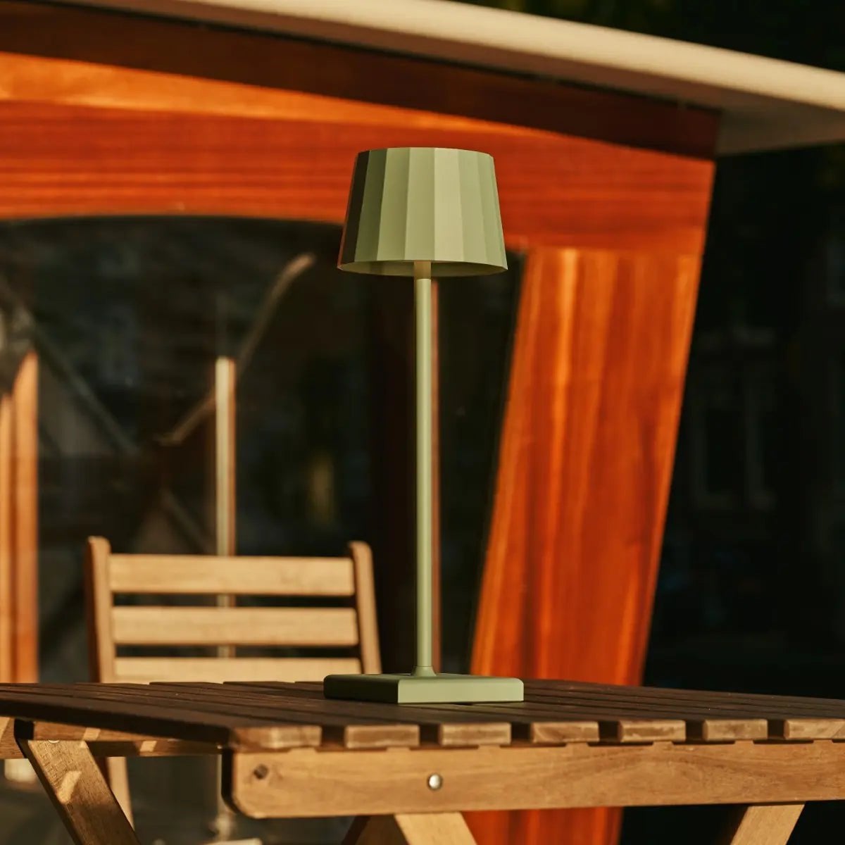 Wouter Saliegroene Oplaadbare Tafellamp | Draadloos opladen en batterijduur van 120 uur