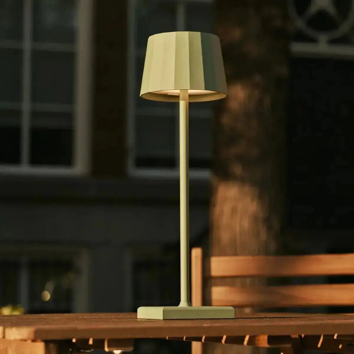 Combiset Professioneel | 8 x Wouter Sage Green oplaadbare tafellampen en 1 x Central Station laadstation