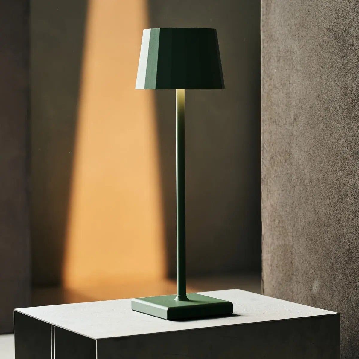 Wouter Saliegroene Oplaadbare Tafellamp | Draadloos opladen en batterijduur van 120 uur