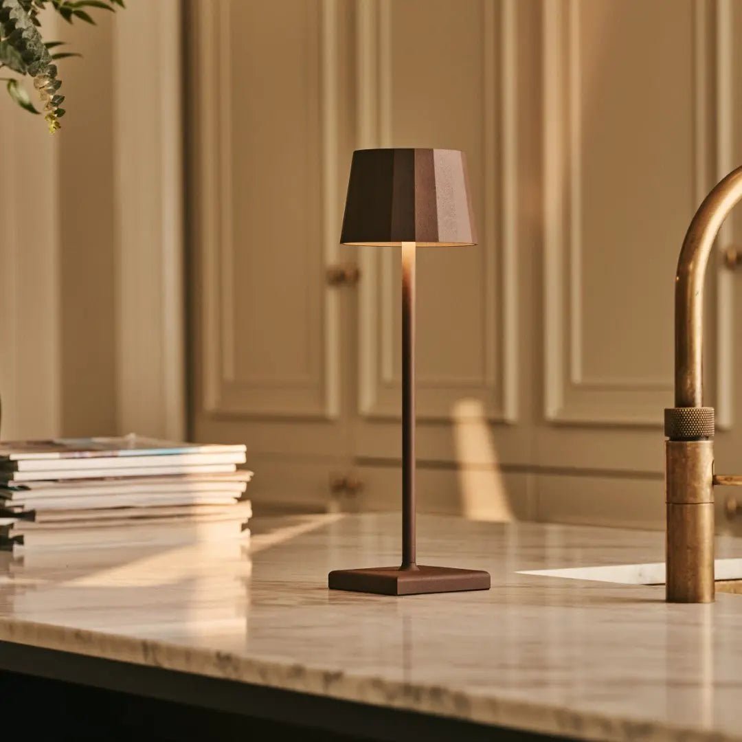 Combiset Professioneel | 4 x Wouter Mokkabruin Oplaadbare Tafellampen & 1 x Amstel Oplaadstation