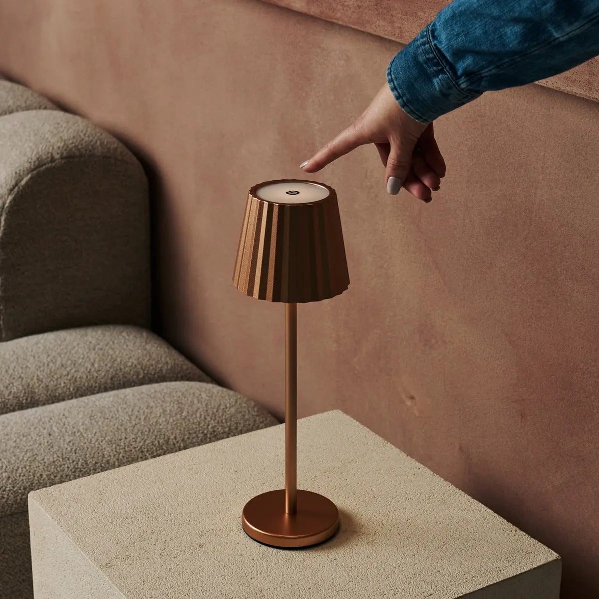 Combiset Professioneel | 4 x Maya koperen oplaadbare tafellampen en 1 x Amstel laadstation