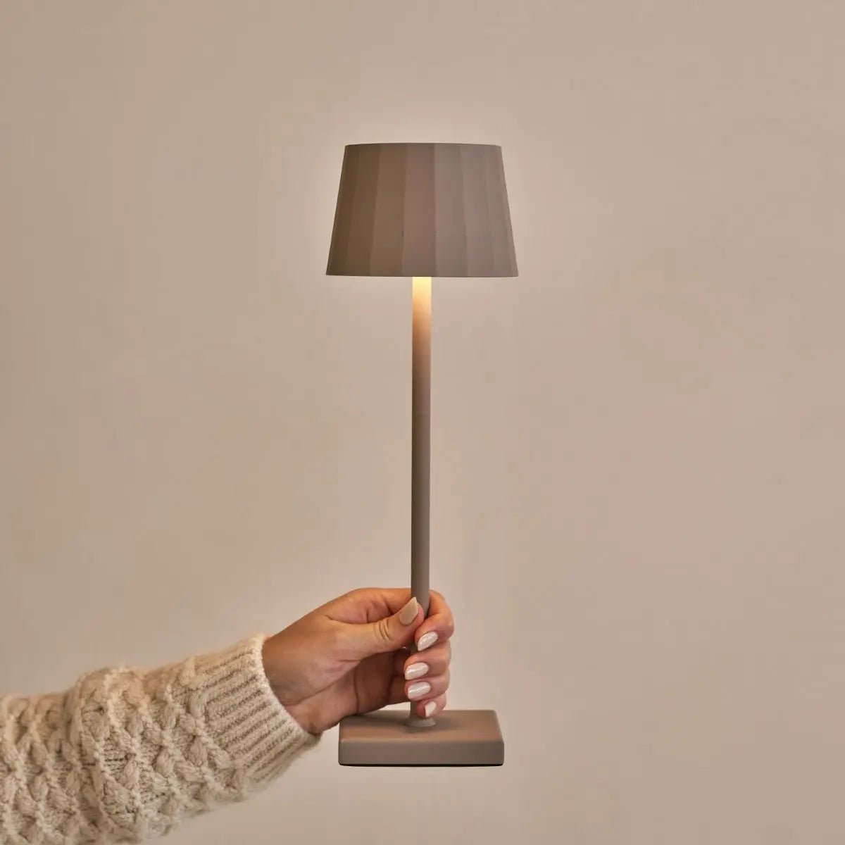 Combiset Professioneel | 8 x Wouter Koala Bruin Oplaadbare Tafellampen & 1 x Centraal Station Oplaadstation