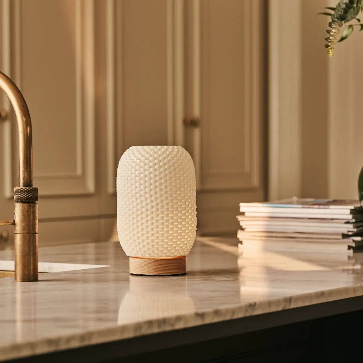 Aurora Lichtbruine Houten Snoerloze Tafellamp | 3D-geprint porselein, dimbaar en batterijduur tot 100 uur