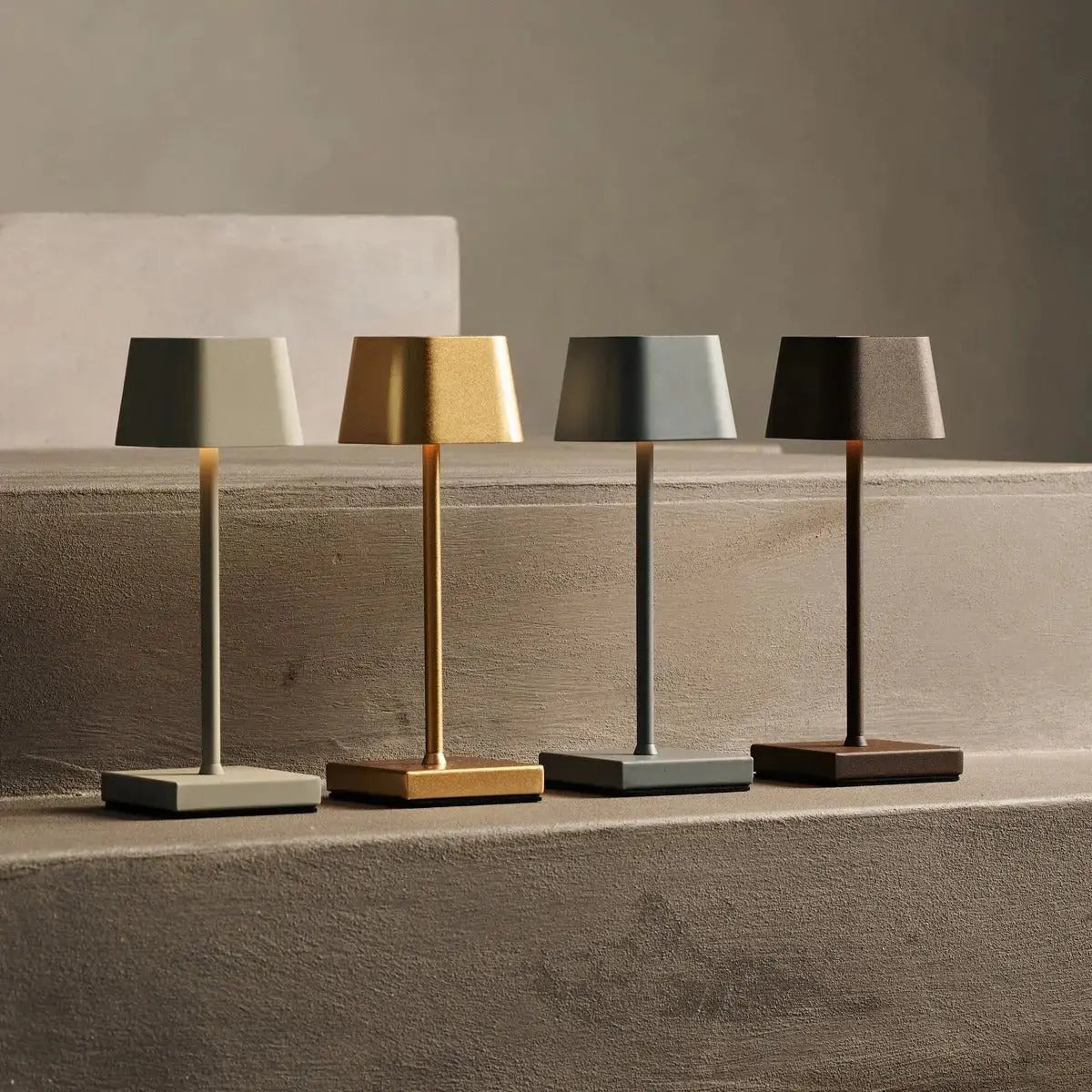 Sarphati Mini Goud Draadloze Tafellamp | Oplaadbaar via laadstation en 3 lichtmodi