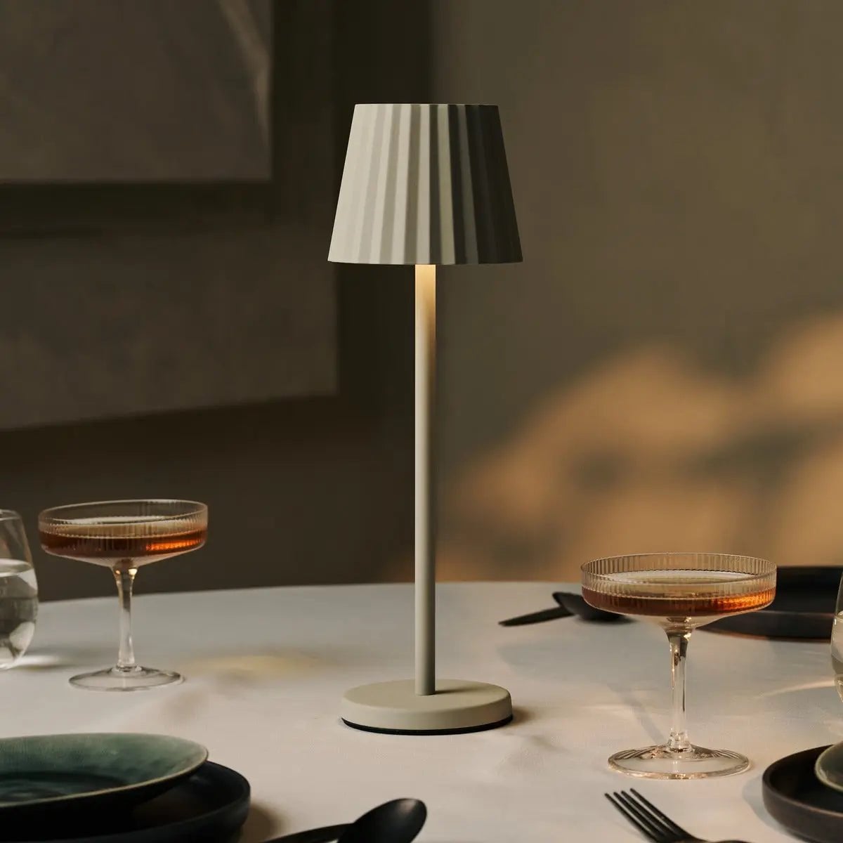 Combiset Professioneel | 8 x Maya Shadow Grey oplaadbare tafellampen en 1 x Central Station-oplaadstation