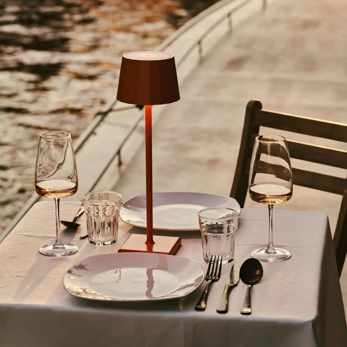 Combiset Professioneel | 8 x Wouter Blossom Oranje Oplaadbare Tafellampen & 1 x Centraal Station Oplaadstation