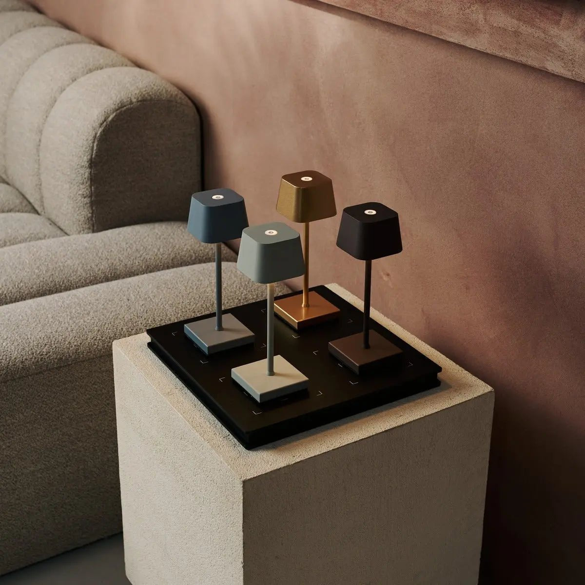 Sarphati Mini Schaduwgrijs Snoerloze Tafellamp | Oplaadbaar via laadstation en 3 lichtmodi