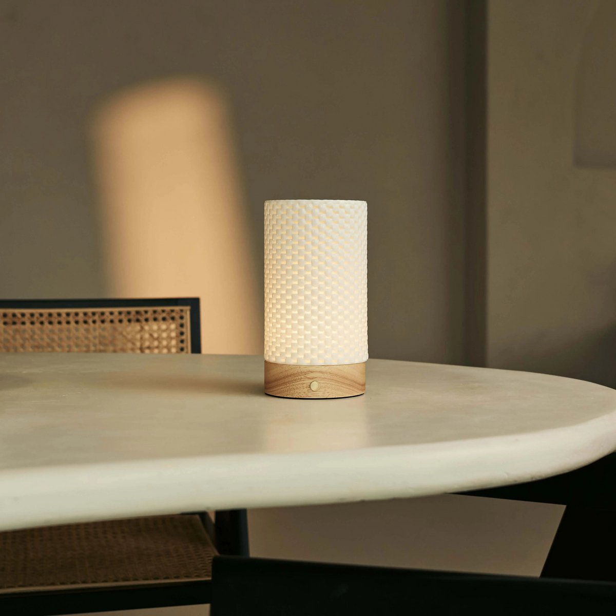 Luna Lichtbruine Houten Oplaadbare Tafellamp | 3D-geprint porselein, dimbaar en batterijduur tot 100 uur