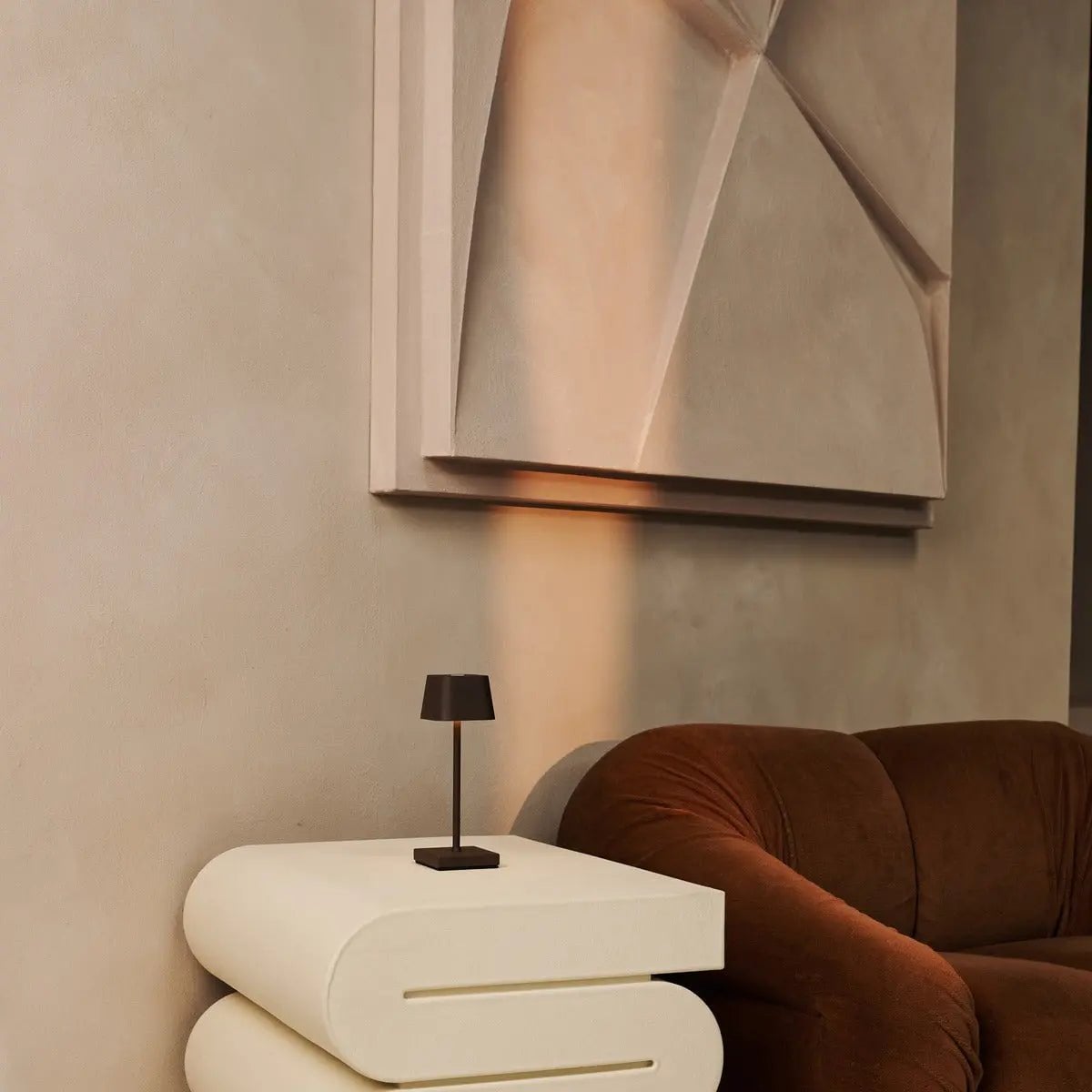 Combiset Professioneel | 4 x Sarphati Mini Mokka Bruin Oplaadbare Tafellampen & 1 x Amstel Oplaadstation