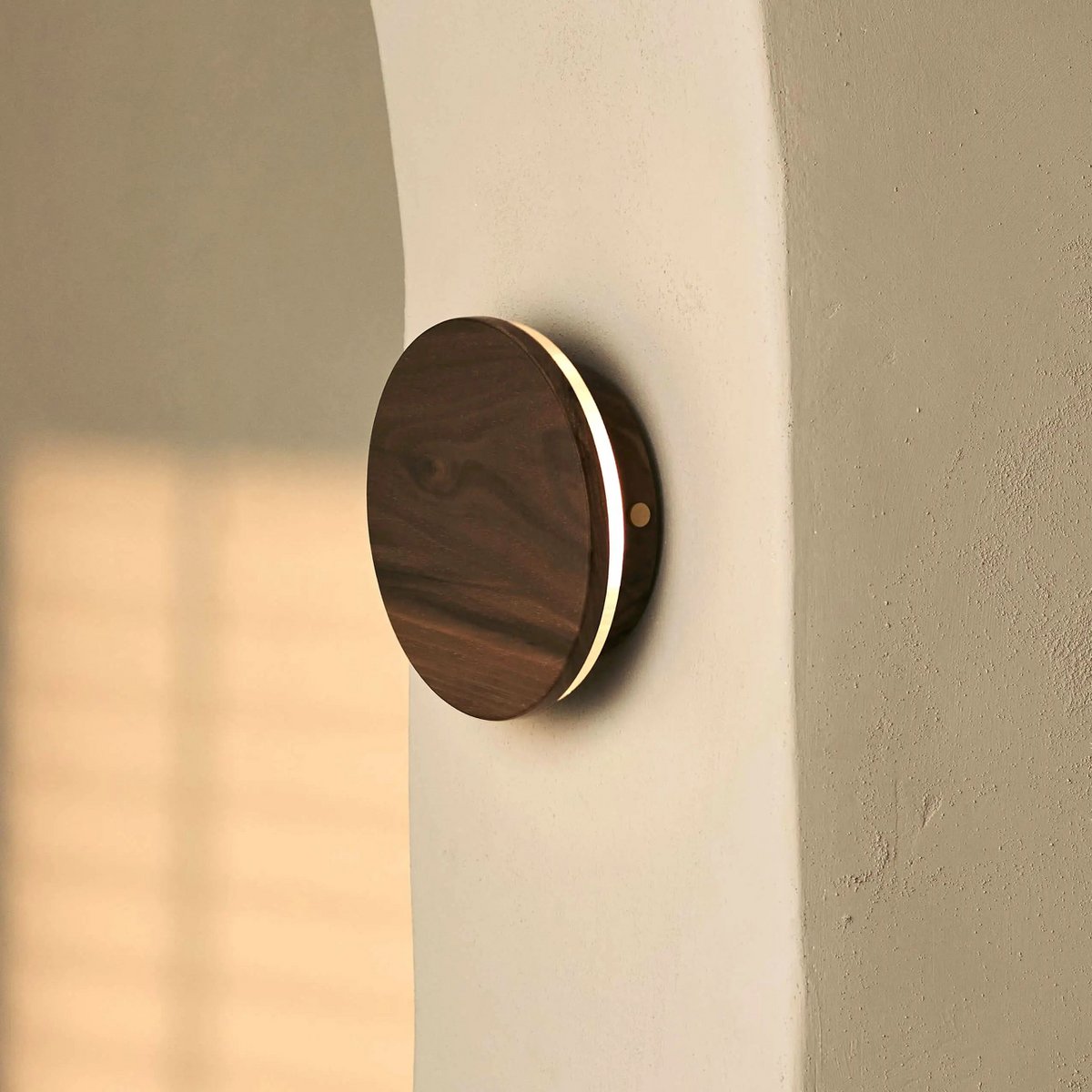 Lou Walnoot Snoerloze Wandlamp | Oplaadbaar en dimbaar met aanraakbediening