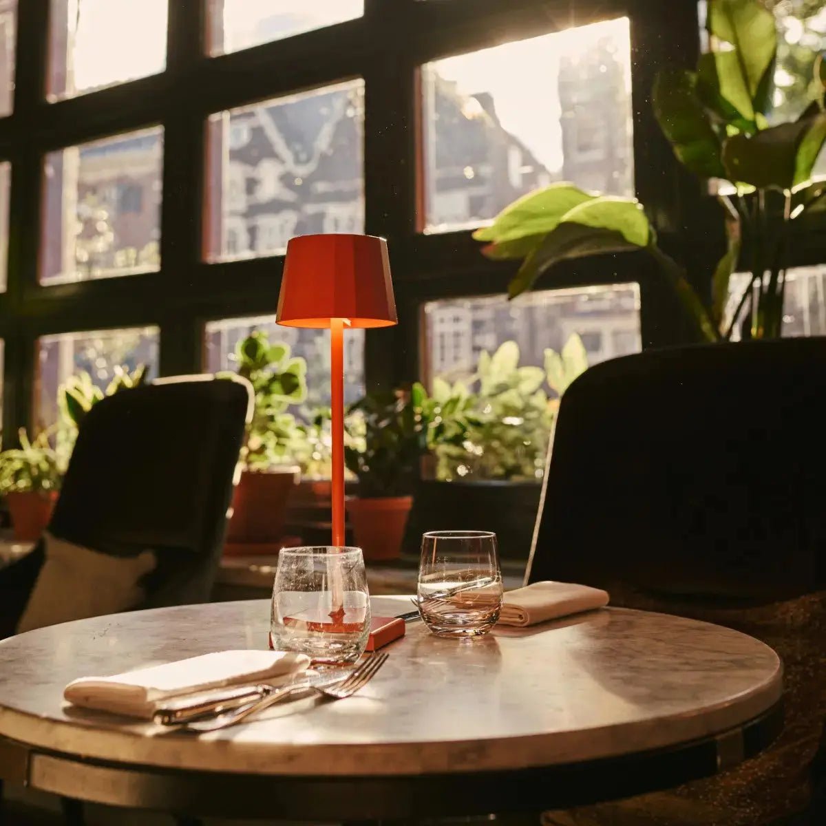 Combiset Professioneel | 8 x Wouter Blossom Oranje Oplaadbare Tafellampen & 1 x Centraal Station Oplaadstation