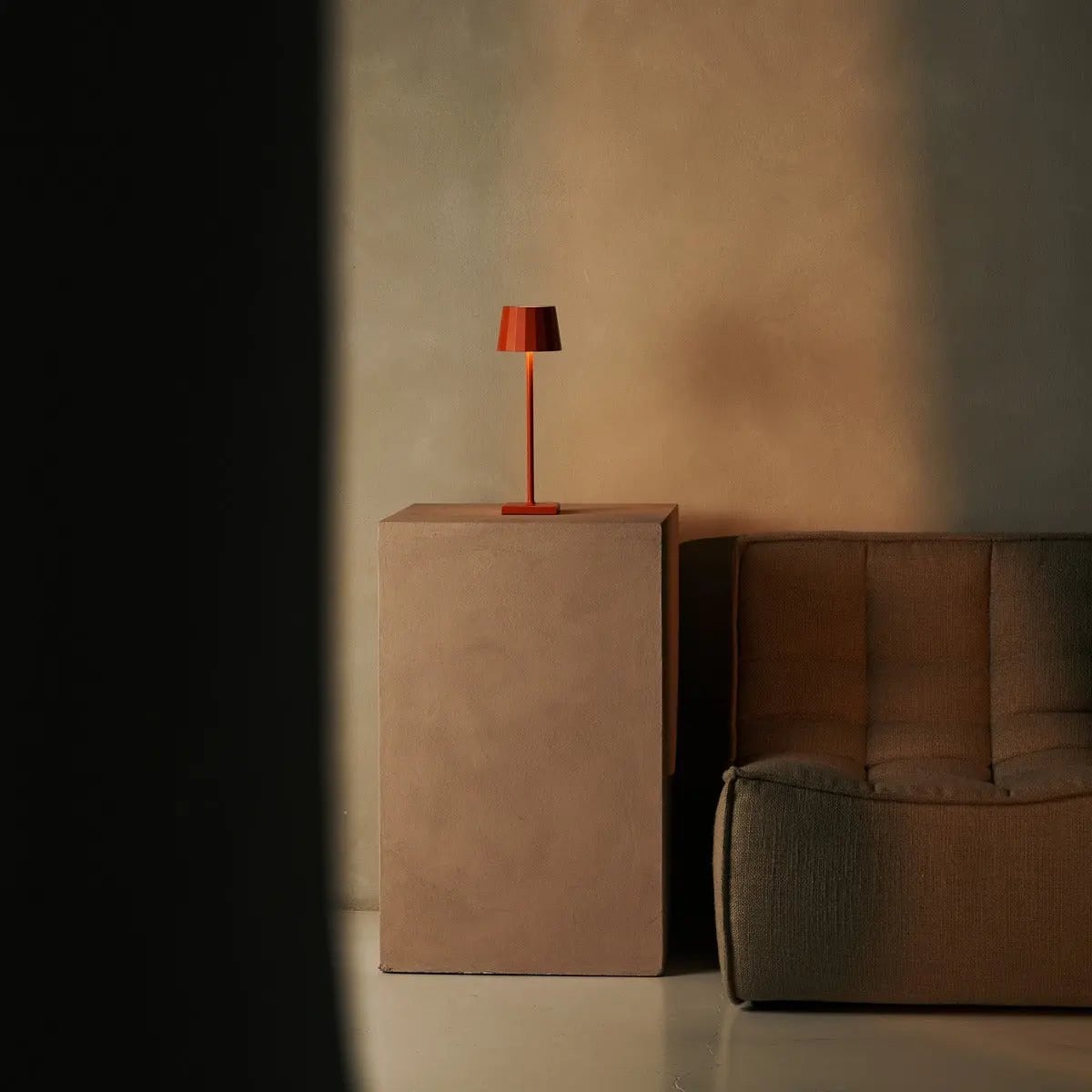 Combiset Professioneel | 8 x Wouter Blossom Oranje Oplaadbare Tafellampen & 1 x Centraal Station Oplaadstation