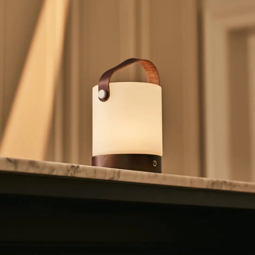 Avery Donkerbruine Oplaadbare Houten Tafellamp | Leren band, draadloos en dimbaar