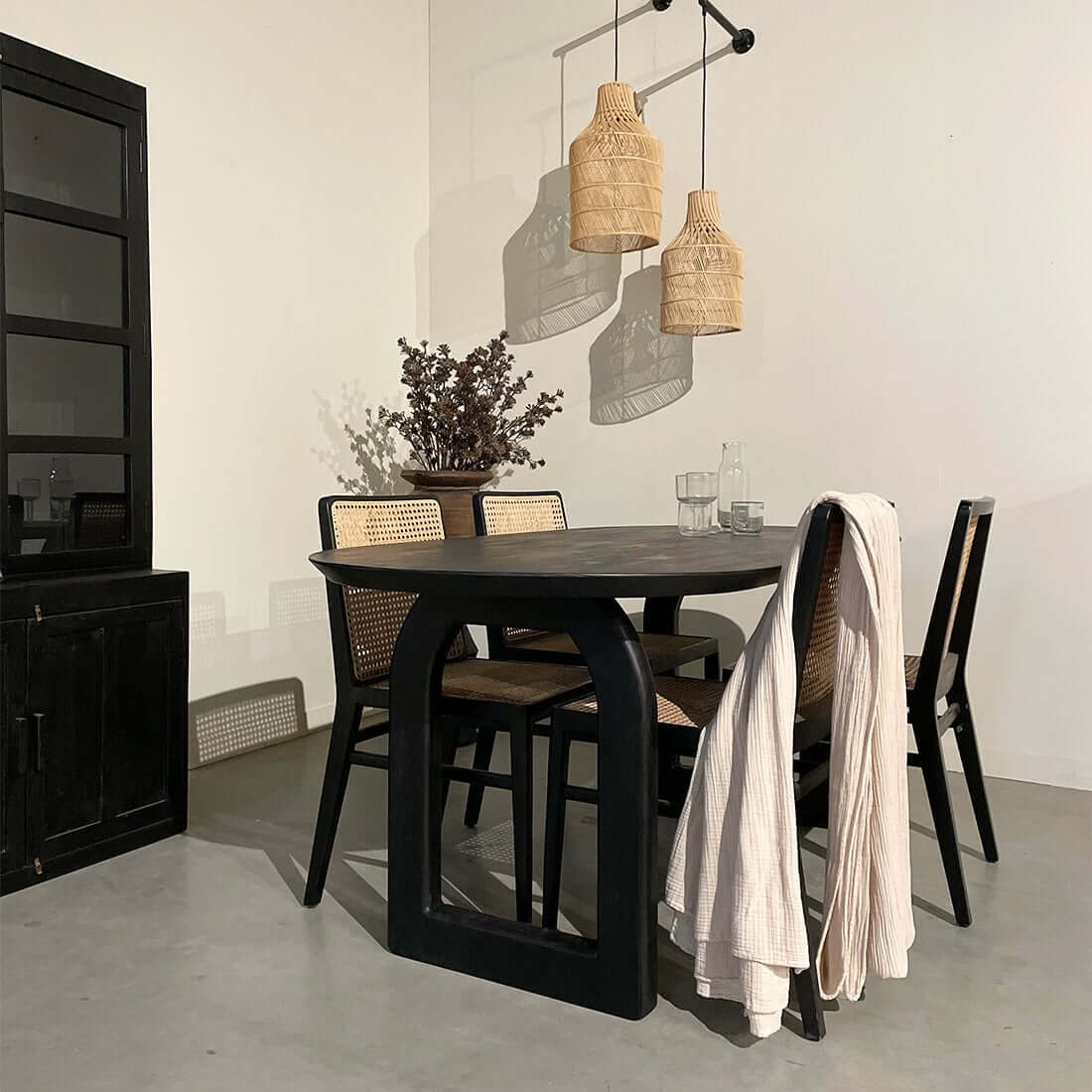 Bullnose eettafel zwart mix onderstel - Raw Materials