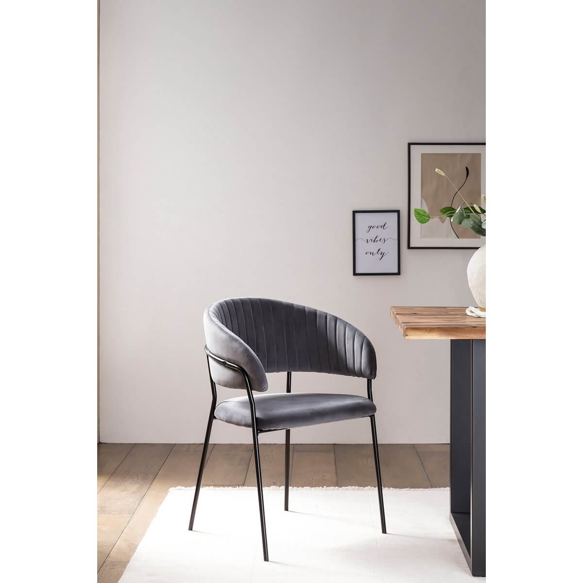 Gray velvet chair with quilted back - SalesFever