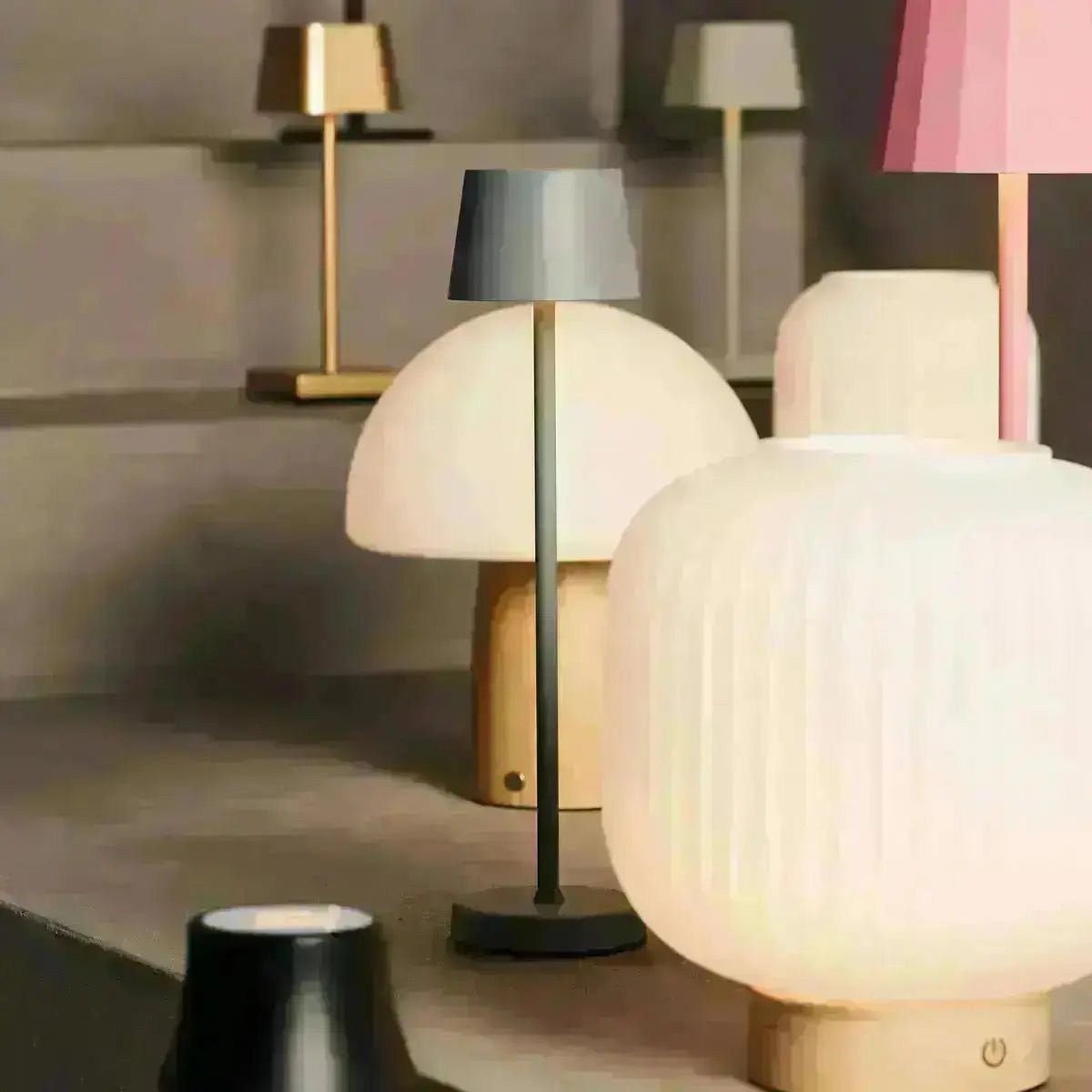 Combiset Professioneel | 4 x De Pijp Mini Mokka Bruin Oplaadbare Tafellampen & 1 x Amstel Oplaadstation