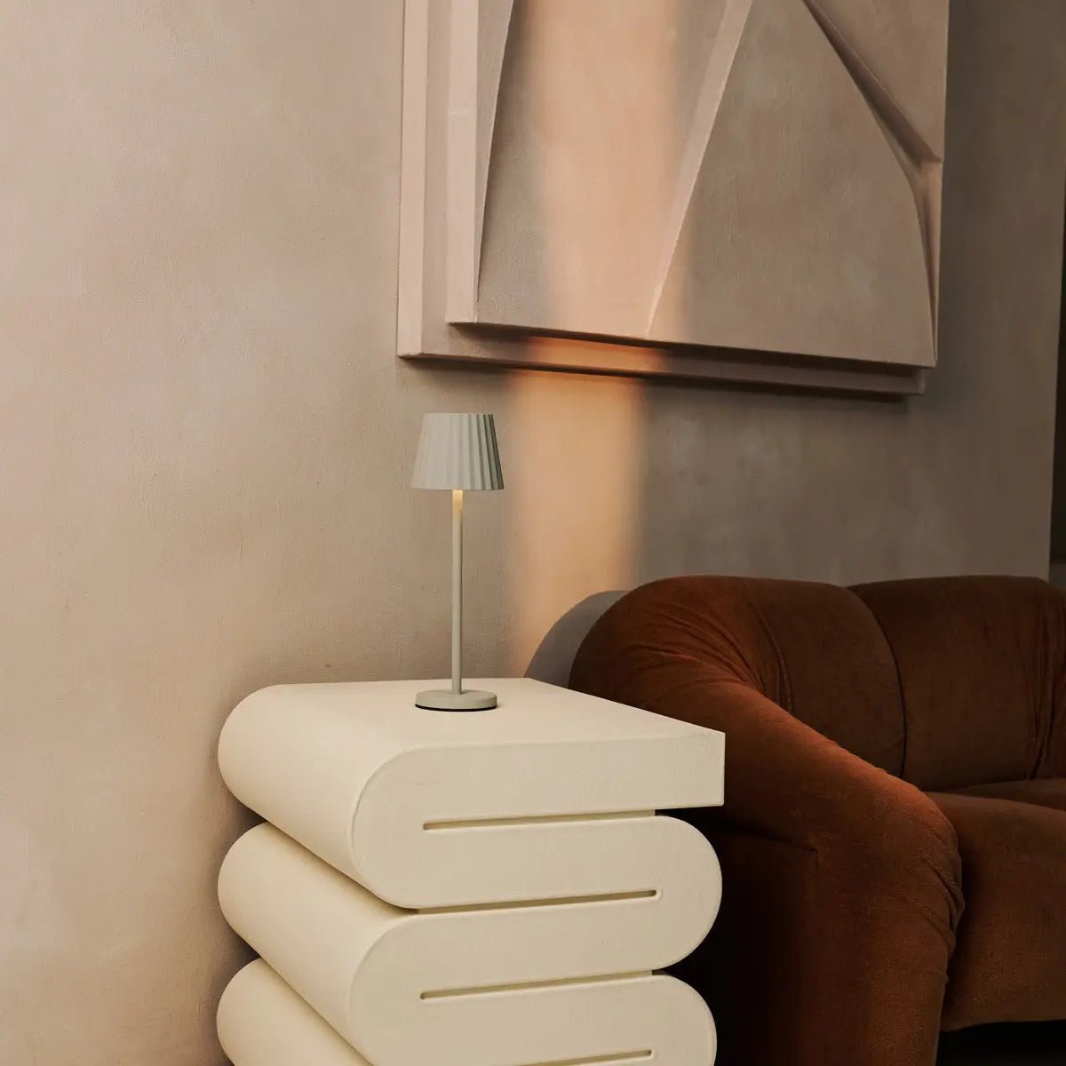 Maya Schaduwgrijze Geribbelde Tafellamp | 3 lichtmodi en oplaadbaar via laadstation