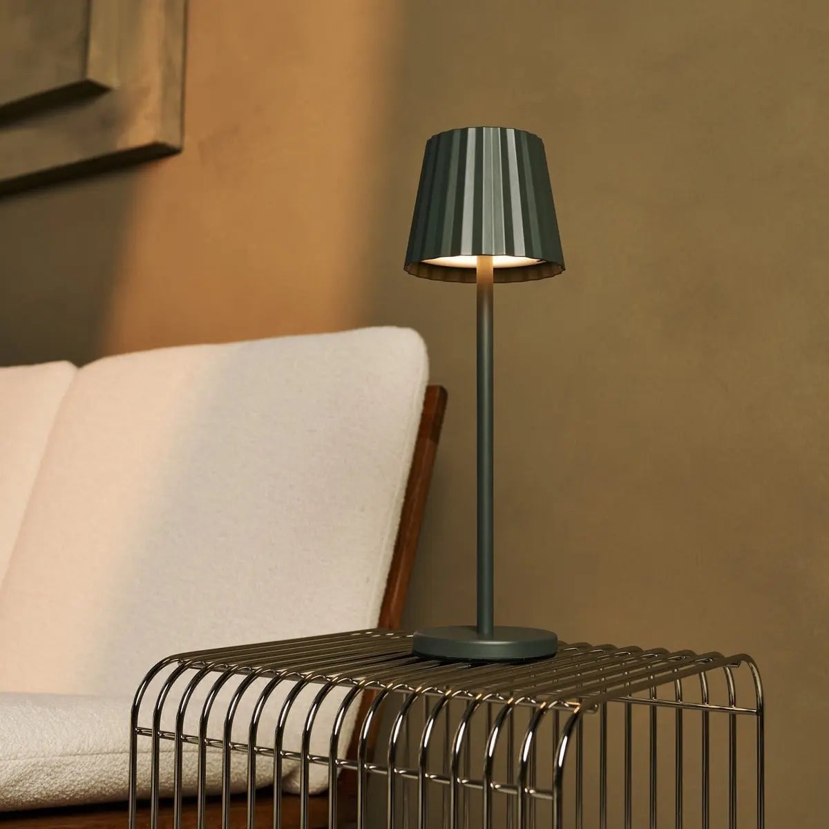 Maya Olijfgroene Geribbelde Tafellamp | 3 lichtmodi, oplaadbaar via laadstation