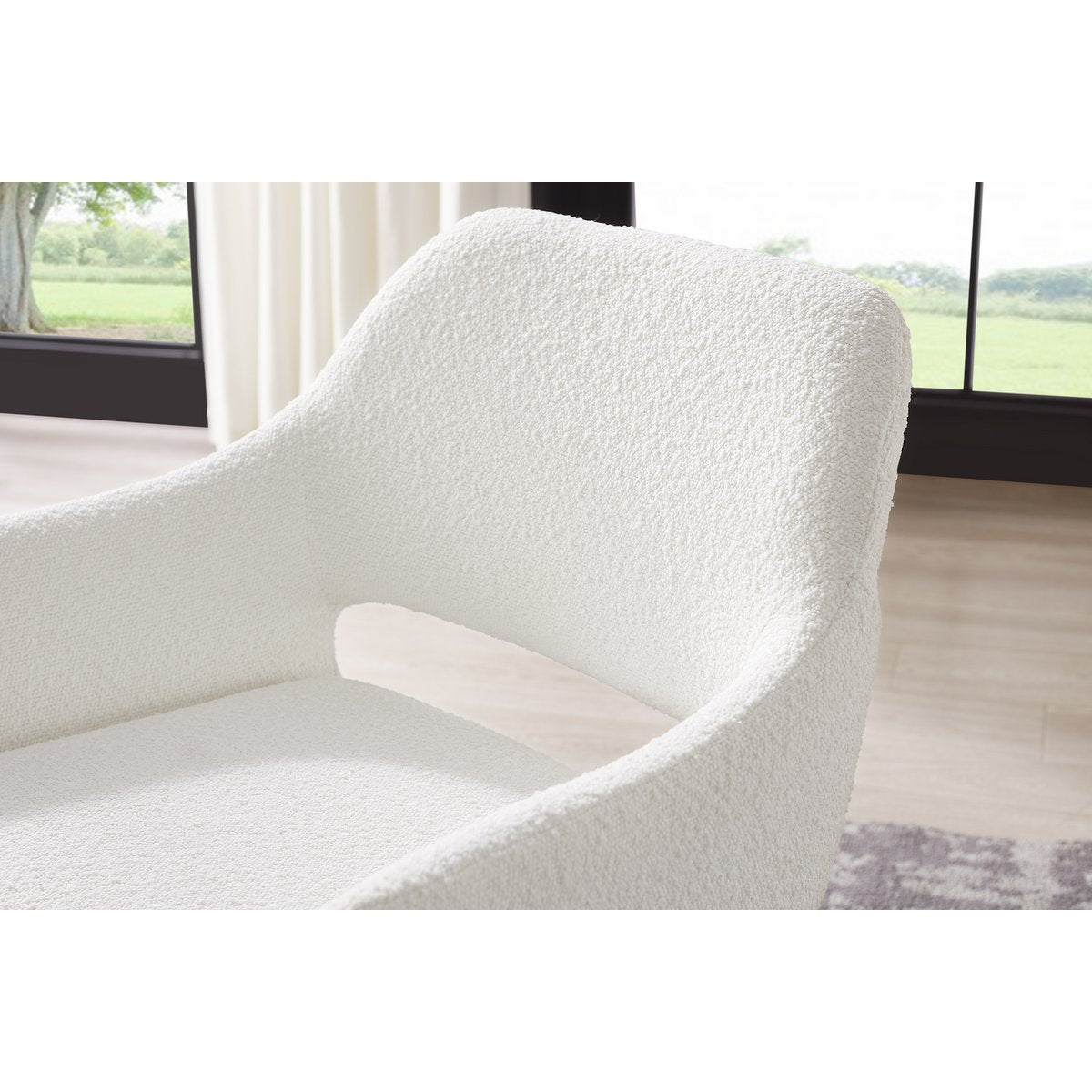 Eetkamerstoel Wit Bouclé met Open Rugleuning – Zwart Sleded Frame - SalesFever - Casanovio