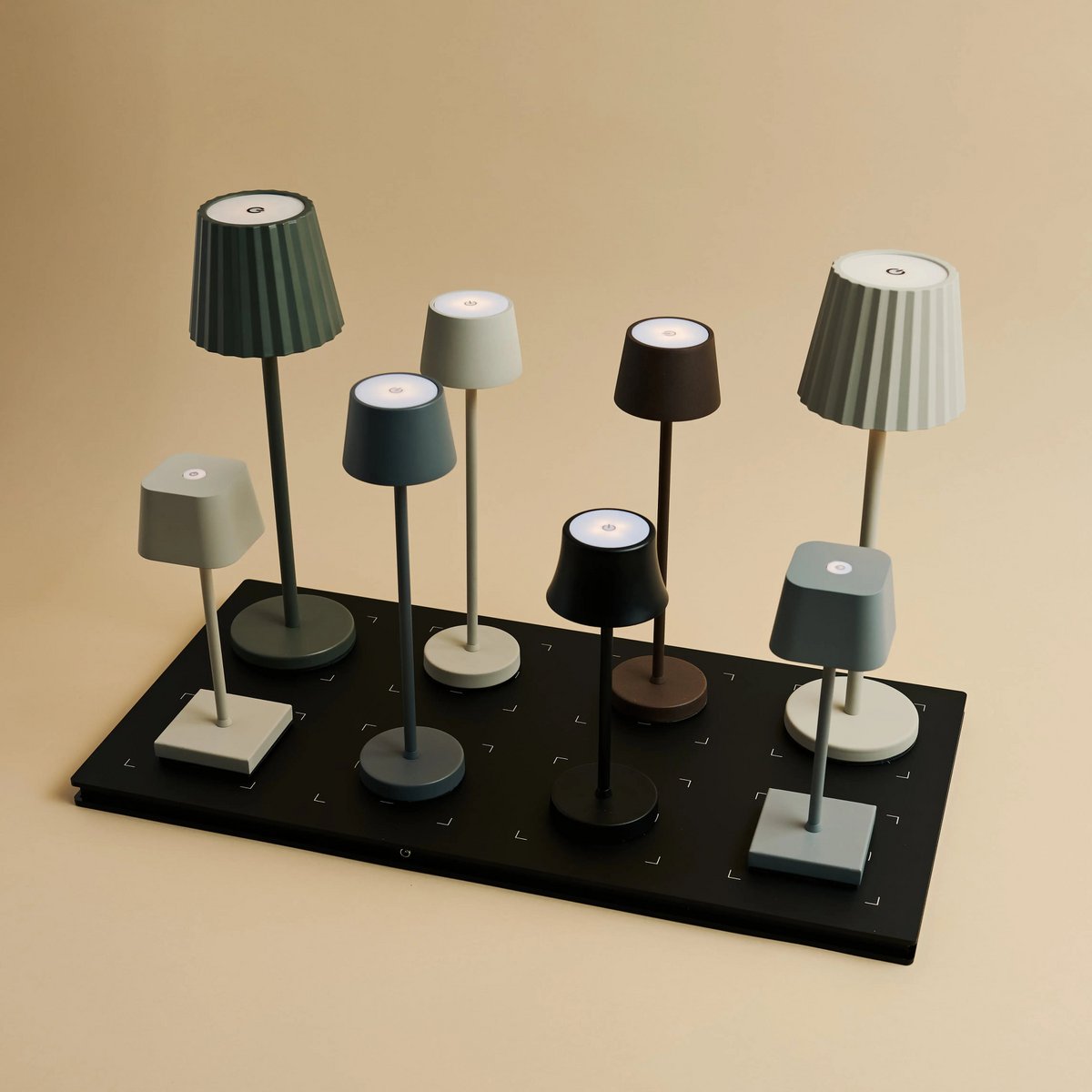 Combiset Professioneel | 8 x De Pijp Mini Midnight Black Oplaadbare Tafellampen & 1 x Centraal Station Oplaadstation