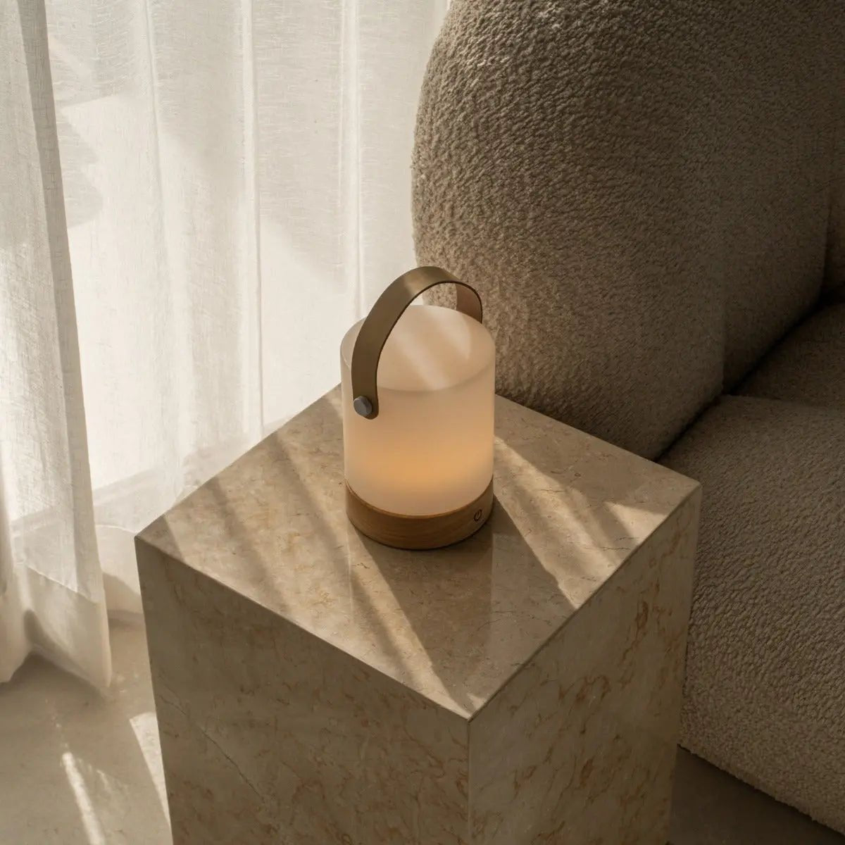 Avery Lichtbruine Oplaadbare Houten Tafellamp | Leren band, draadloos en dimbaar